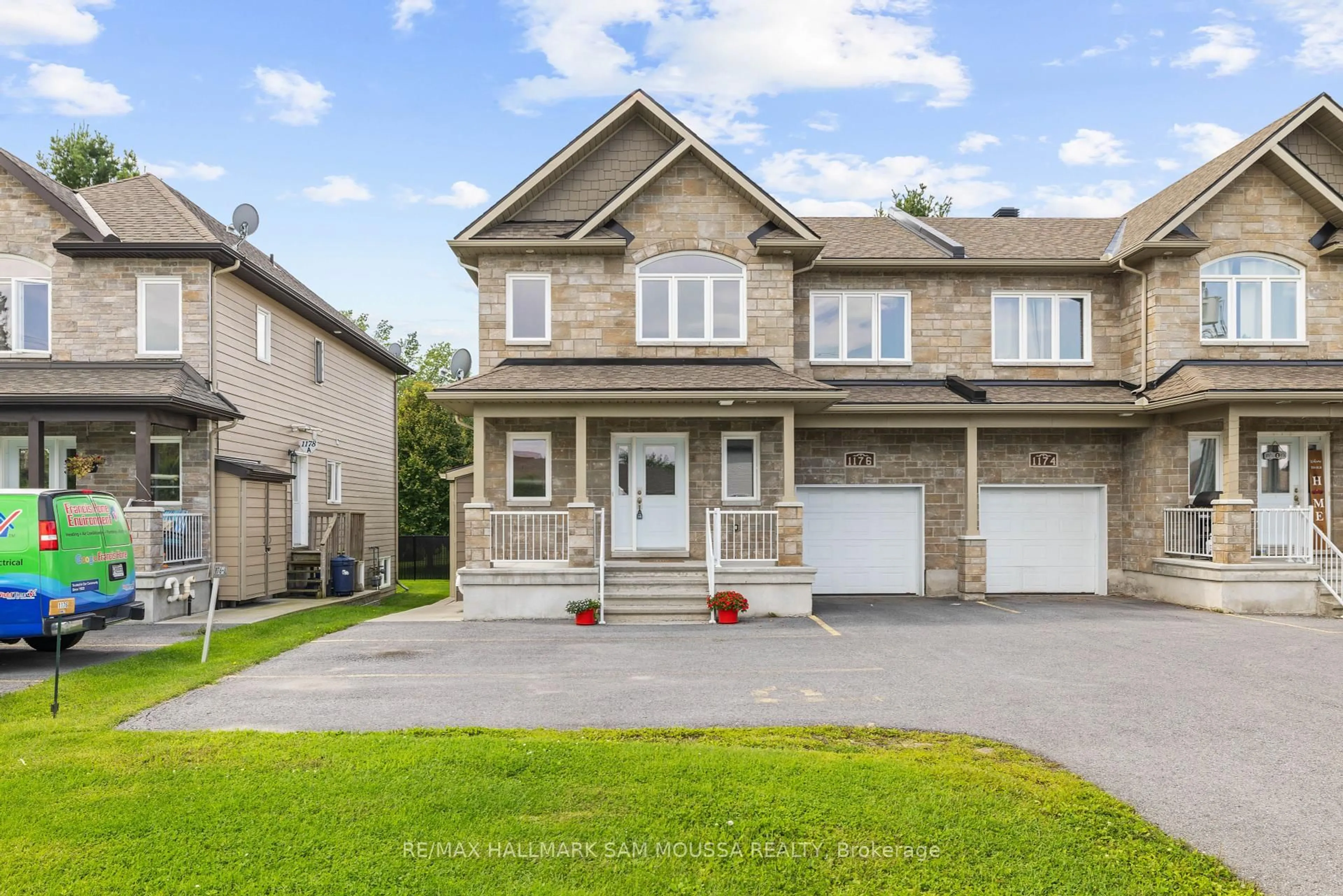 Home with vinyl exterior material, street for 1176 South Russell Rd, Russell Ontario K4R 1B2