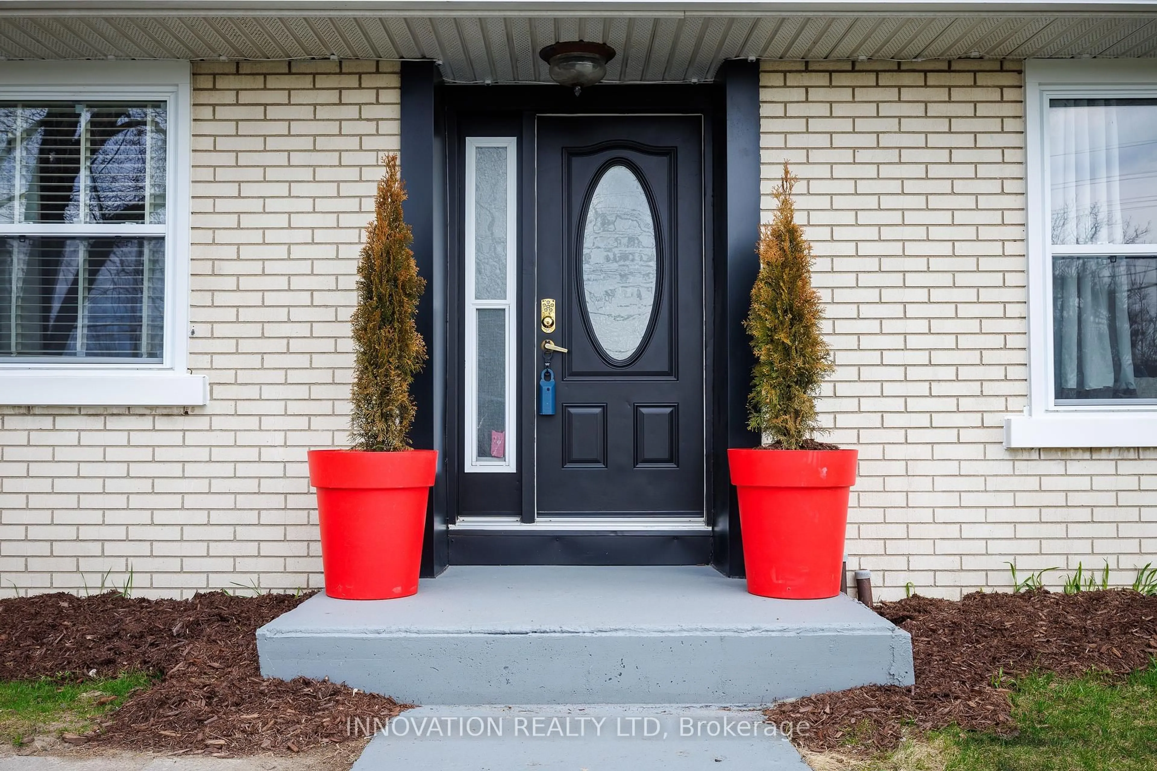 Indoor entryway for 2481 Merivale Rd, Ottawa Ontario K2C 3H1