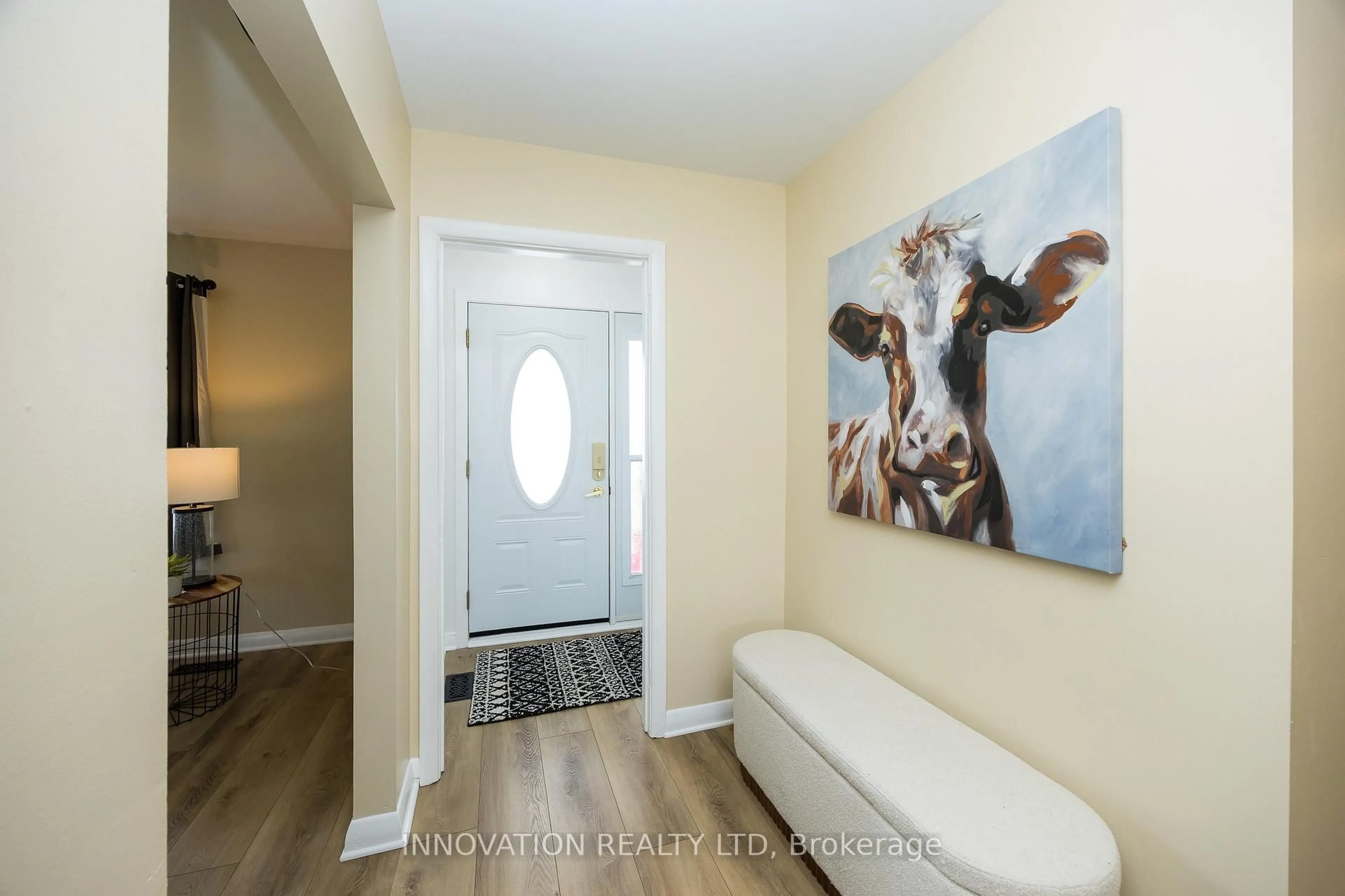 Indoor entryway for 2481 Merivale Rd, Ottawa Ontario K2C 3H1