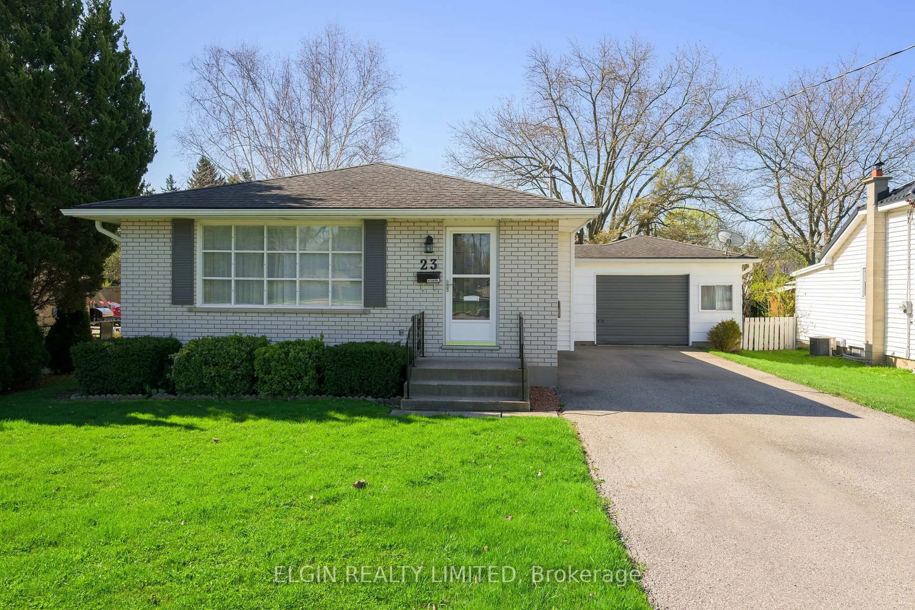 Home with vinyl exterior material, street for 23 South Edgeware Rd, St. Thomas Ontario N5P 2H1
