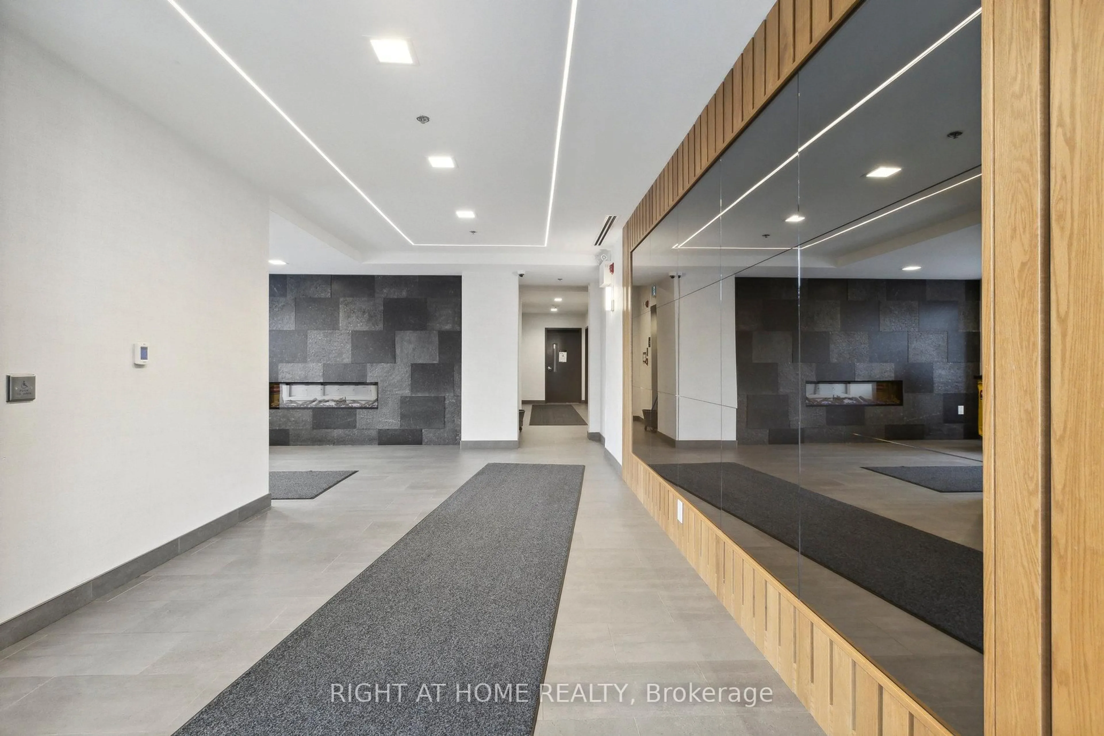 Indoor foyer for 243 Northfield Dr #608, Waterloo Ontario N2K 0H2