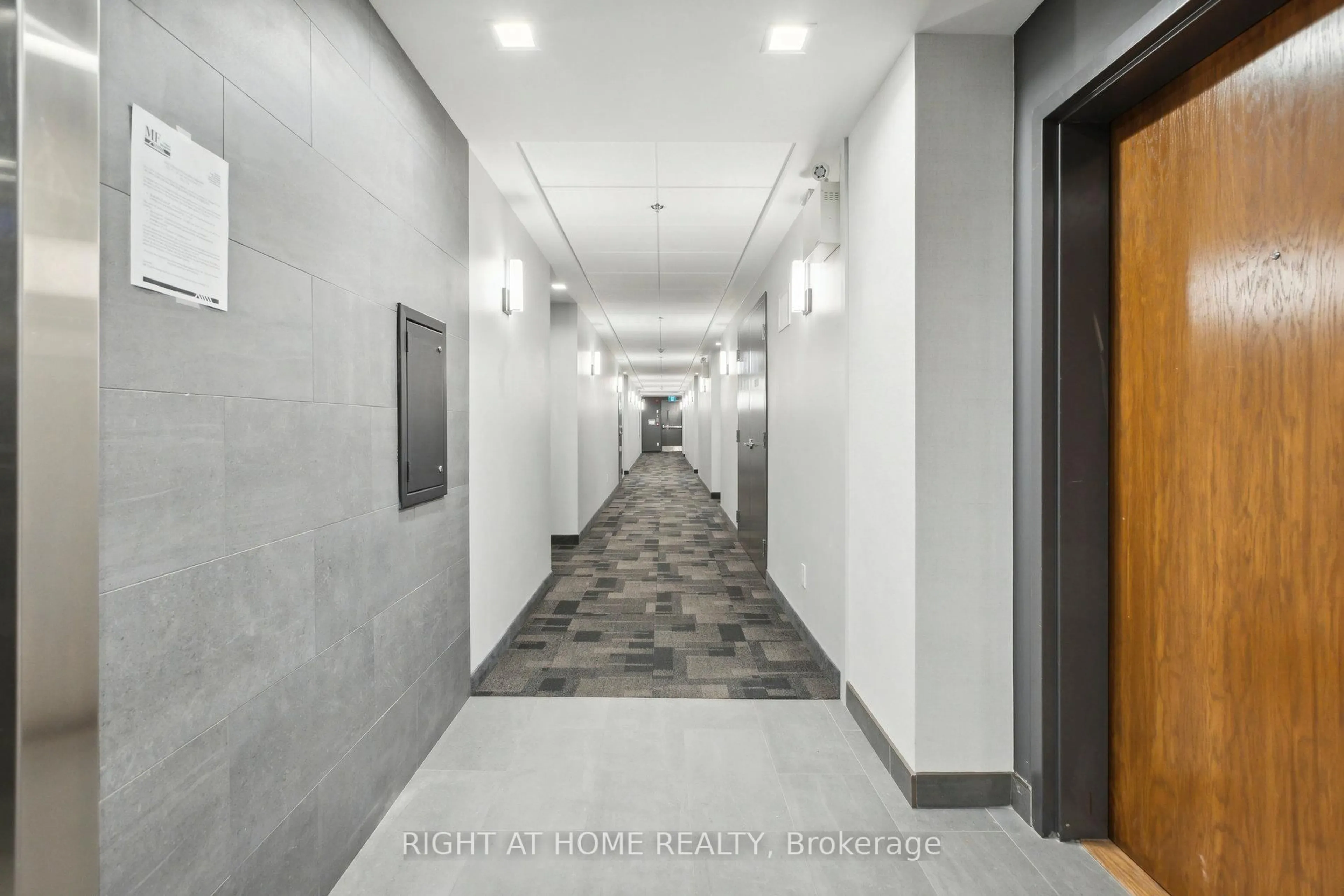 Indoor foyer for 243 Northfield Dr #608, Waterloo Ontario N2K 0H2