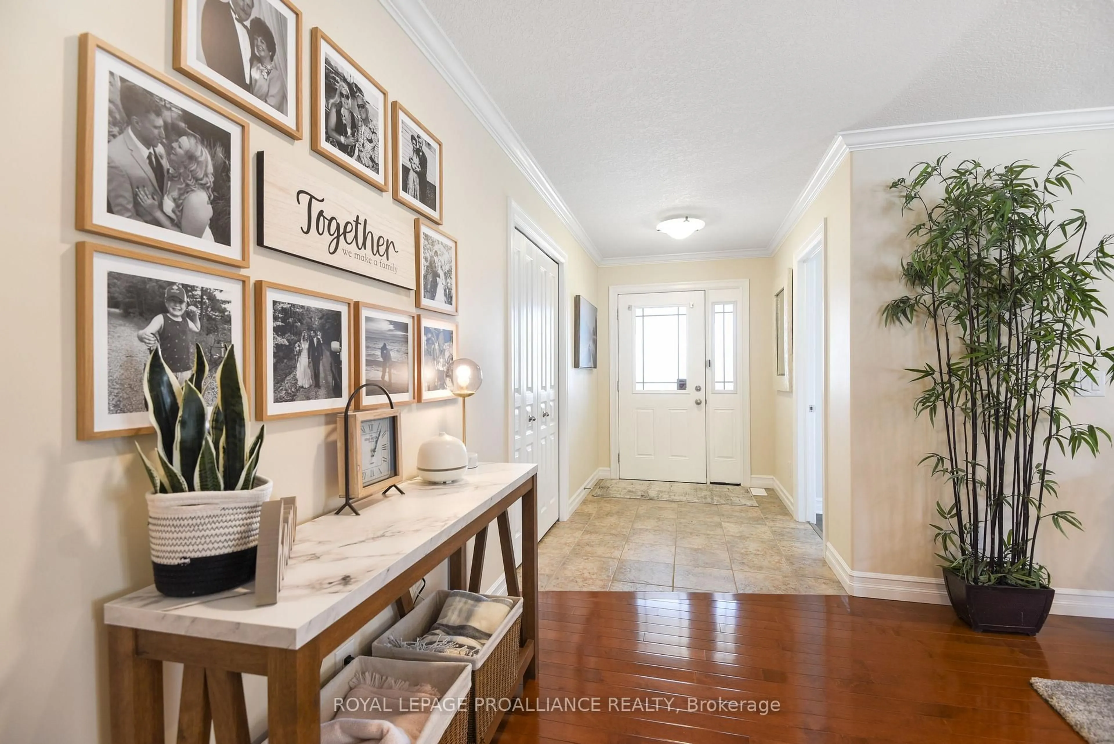 Indoor entryway for 1047 Fitzsimmons Dr, Brockville Ontario K6V 0A1
