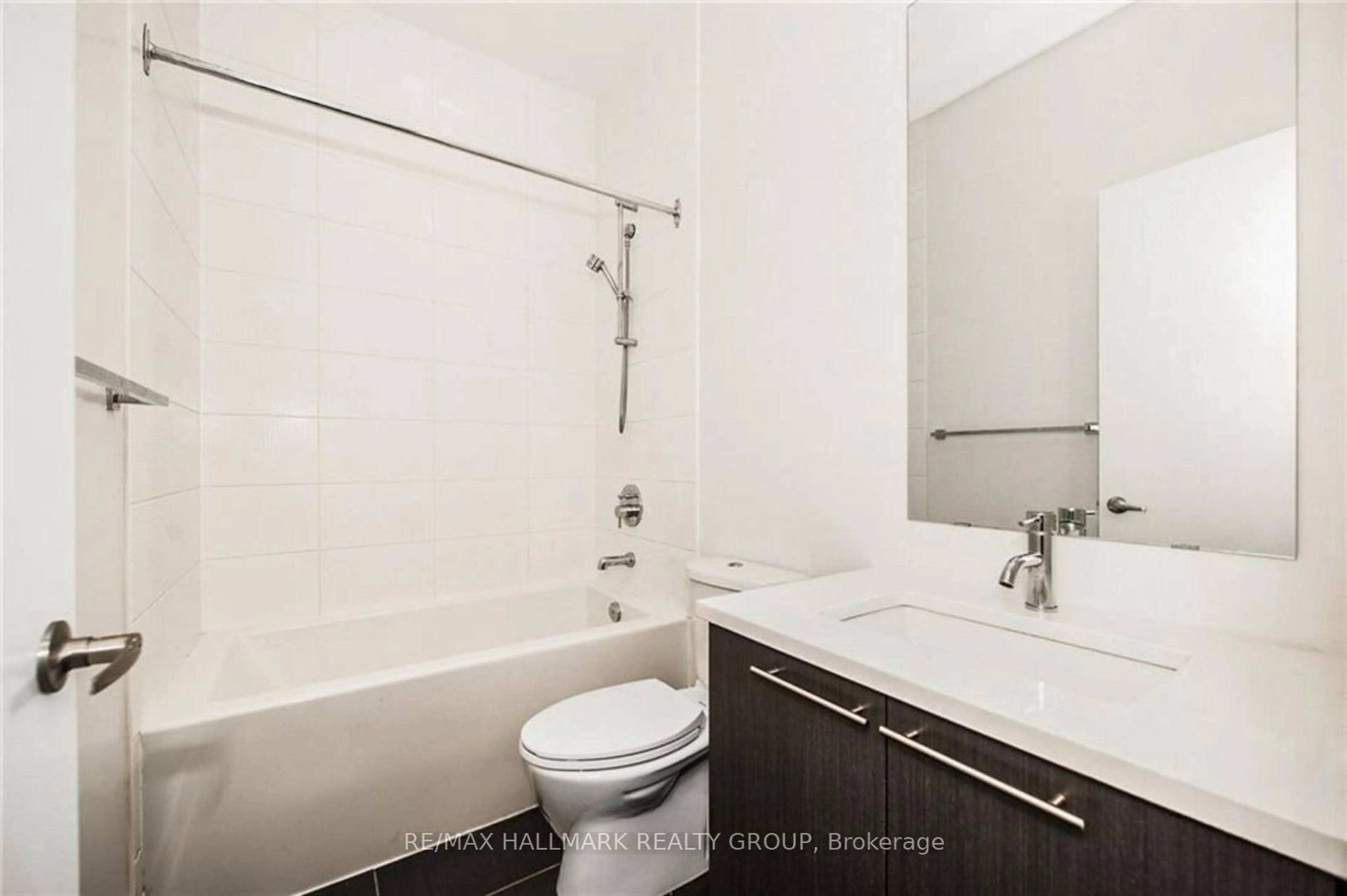 Standard bathroom, unknown for 360 Patricia Ave #103, Ottawa Ontario K1Z 0A8