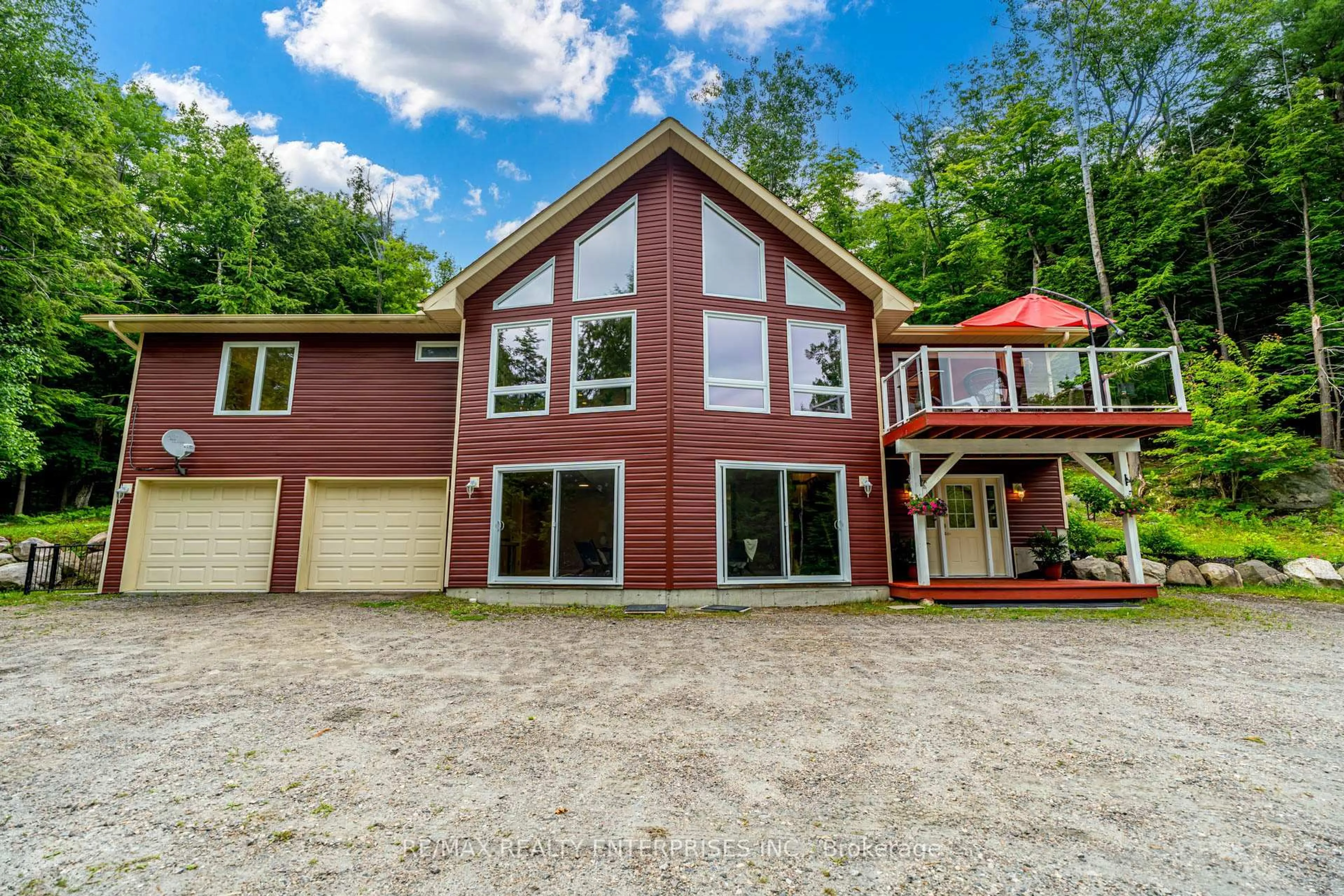 Home with vinyl exterior material, unknown for 3142 Hwy 118 Rd, Muskoka Lakes Ontario P0B 1J0