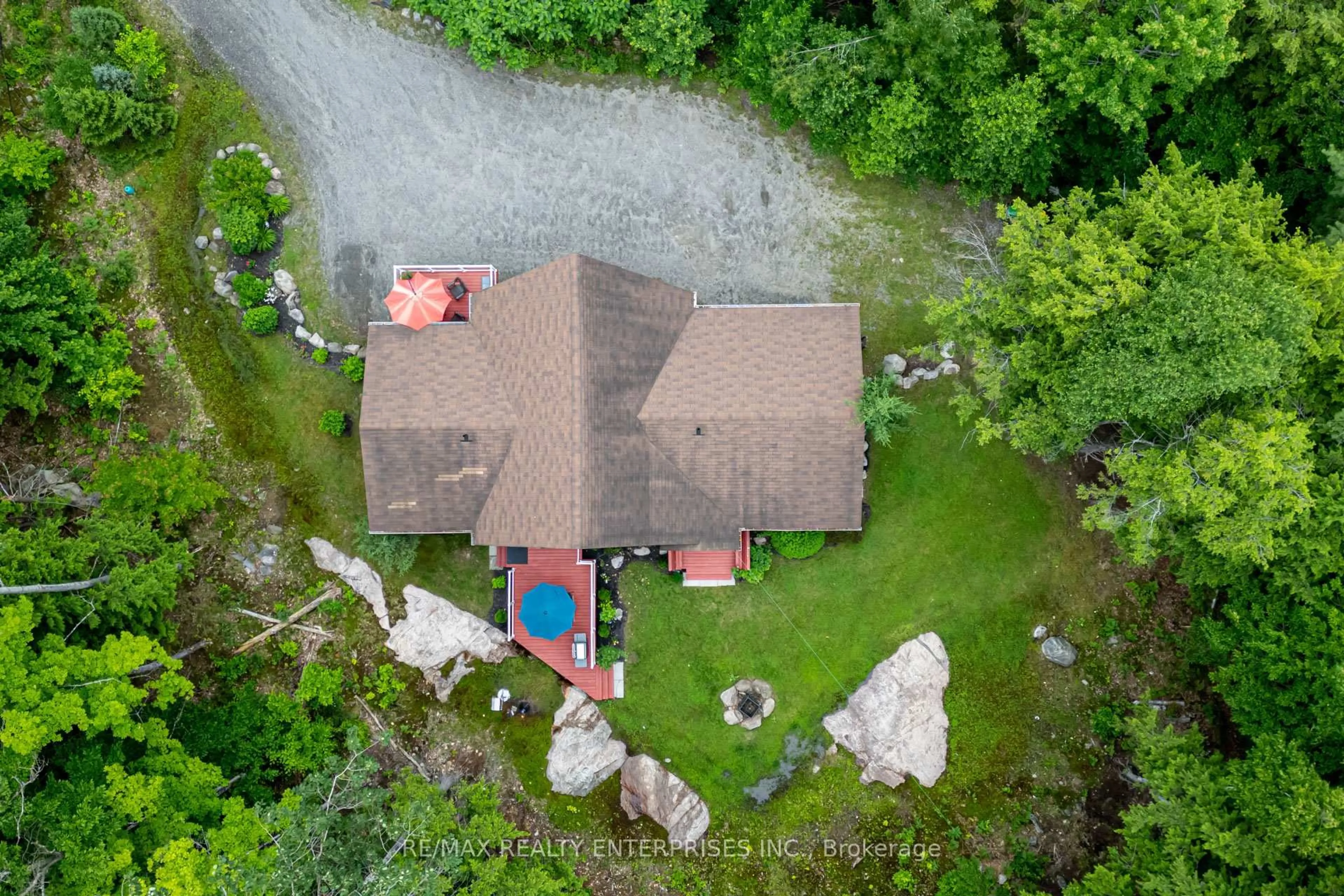 A pic from outside/outdoor area/front of a property/back of a property/a pic from drone, unknown for 3142 Hwy 118 Rd, Muskoka Lakes Ontario P0B 1J0