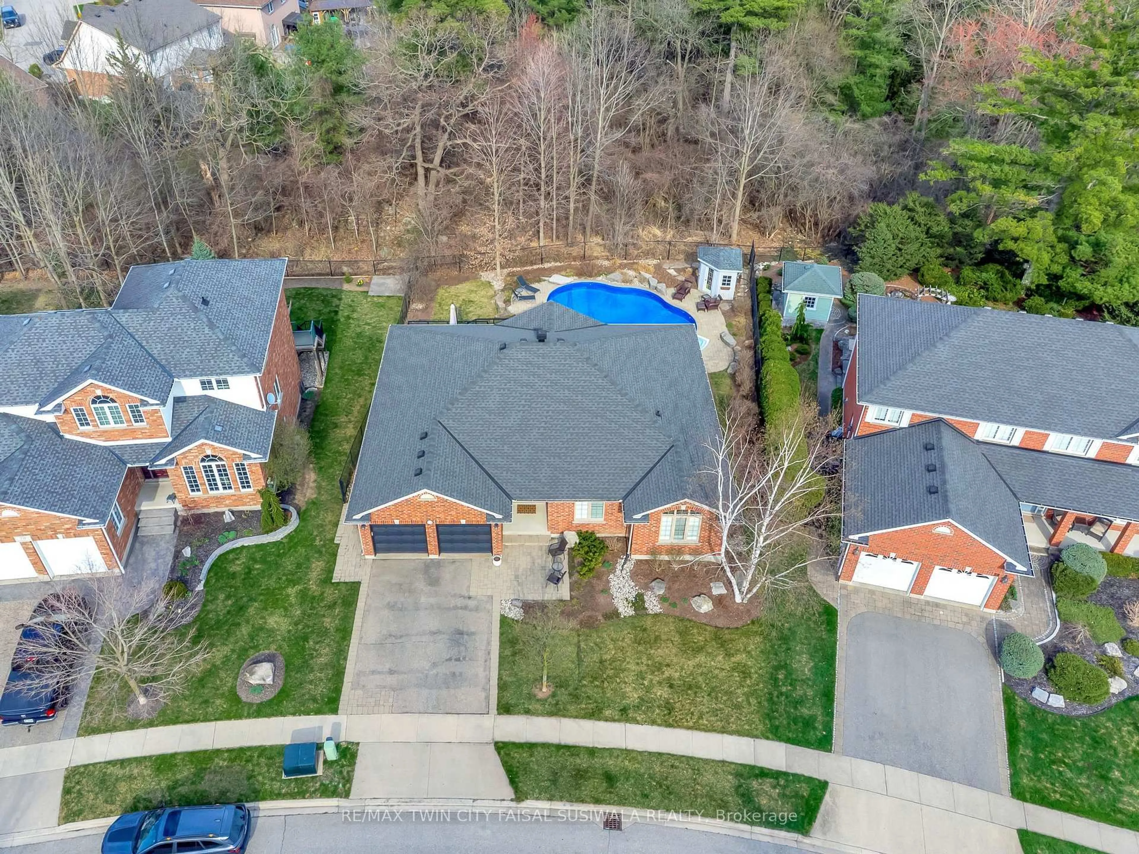 A pic from outside/outdoor area/front of a property/back of a property/a pic from drone, street for 24 Cottonwood Cres, Cambridge Ontario N1T 2A7