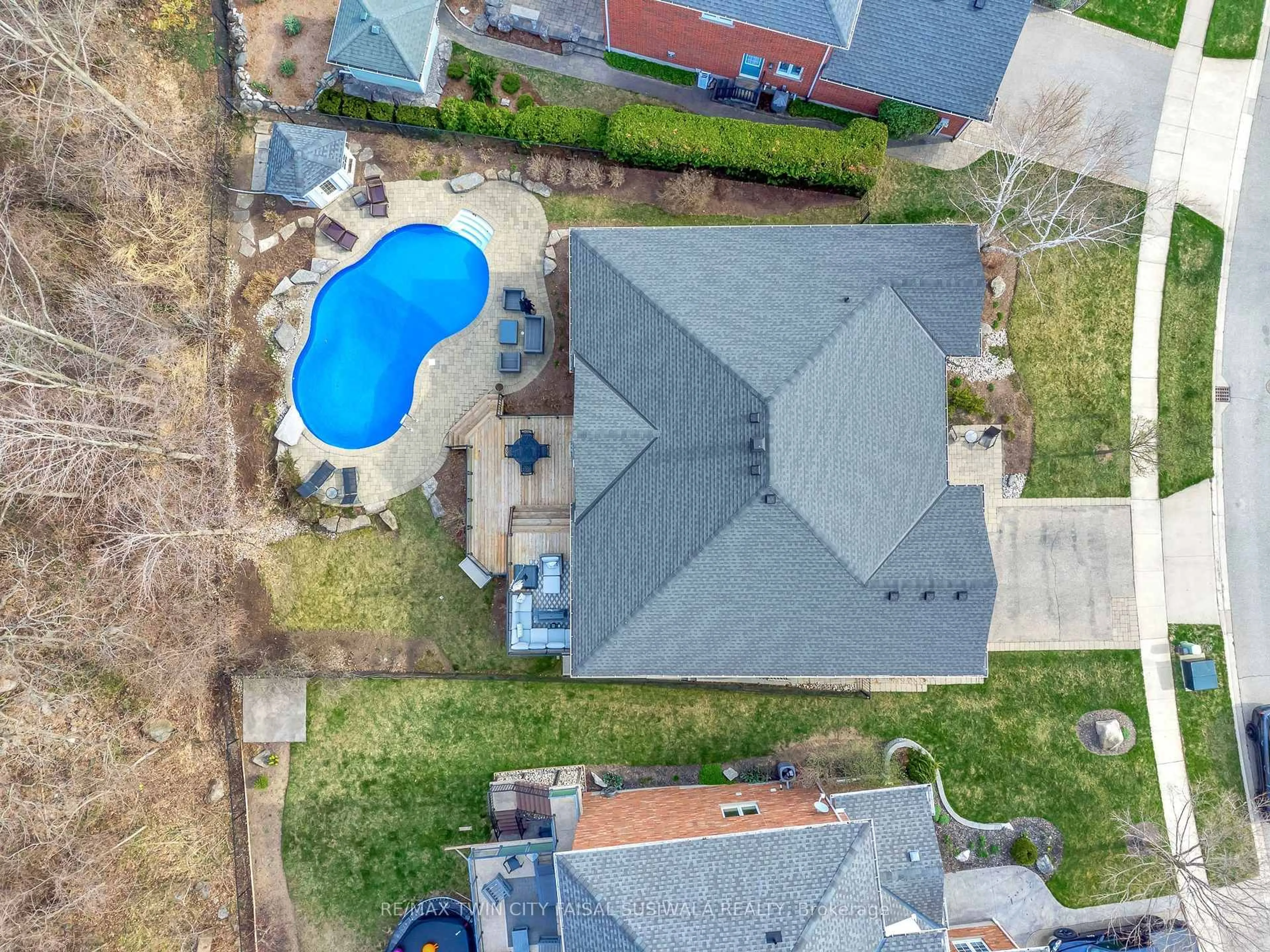 A pic from outside/outdoor area/front of a property/back of a property/a pic from drone, unknown for 24 Cottonwood Cres, Cambridge Ontario N1T 2A7