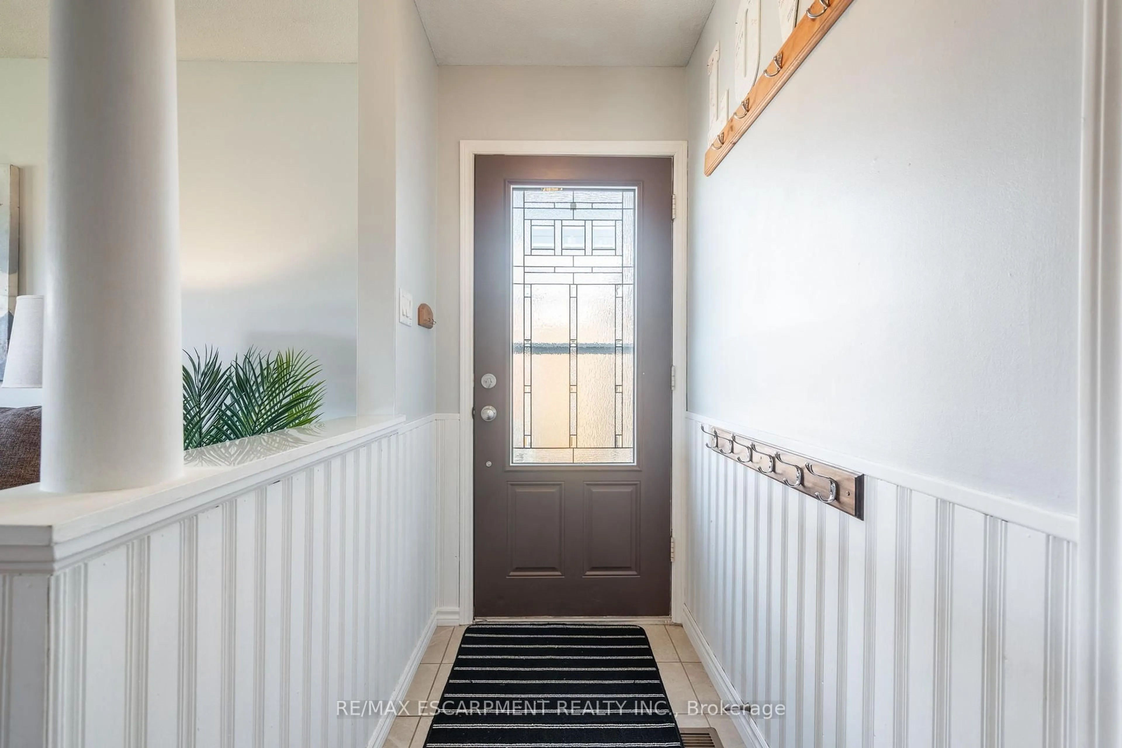 Indoor entryway for 165 St Andrews Dr, Hamilton Ontario L8K 5K1
