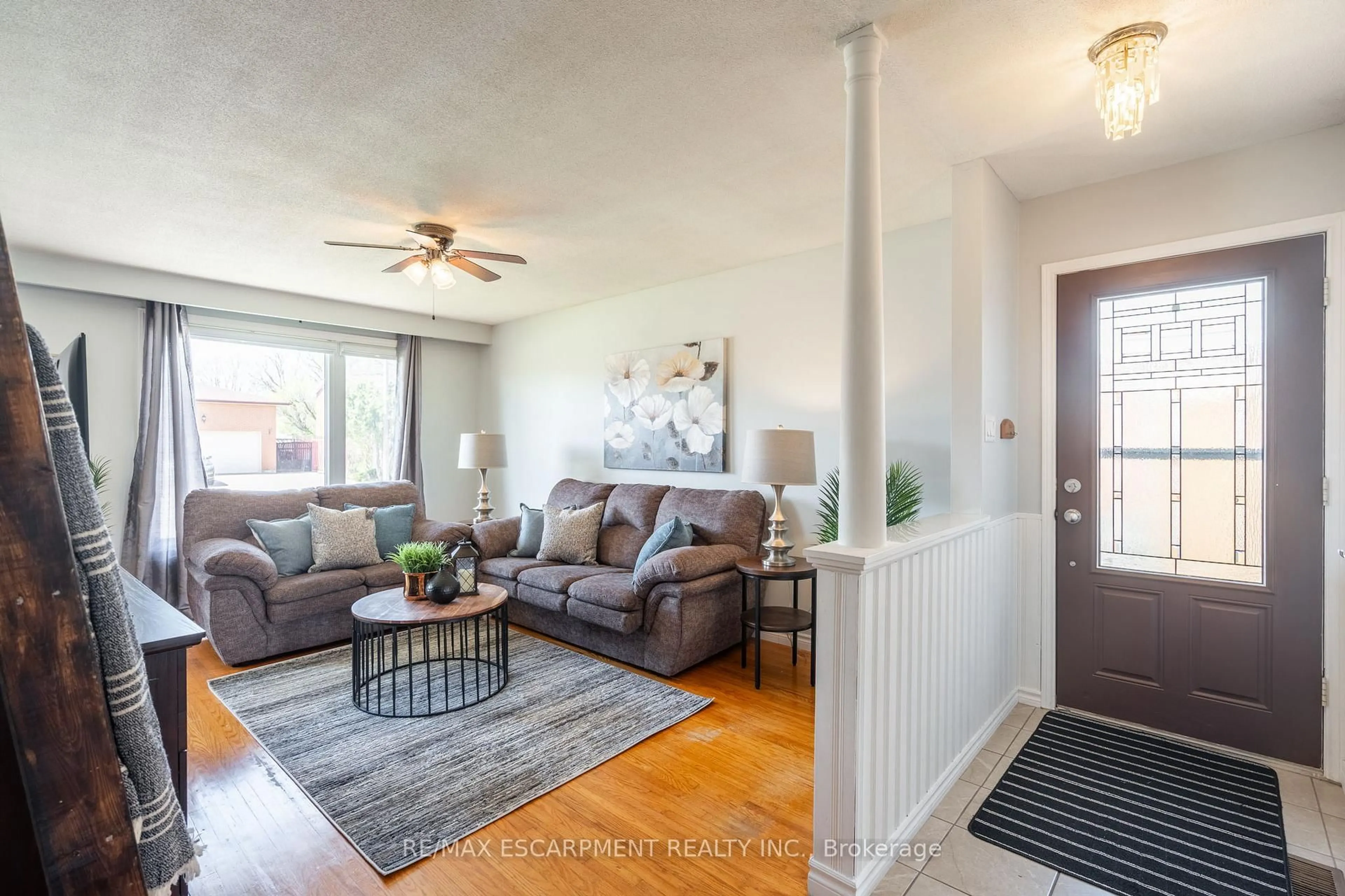 Living room with furniture, unknown for 165 St Andrews Dr, Hamilton Ontario L8K 5K1