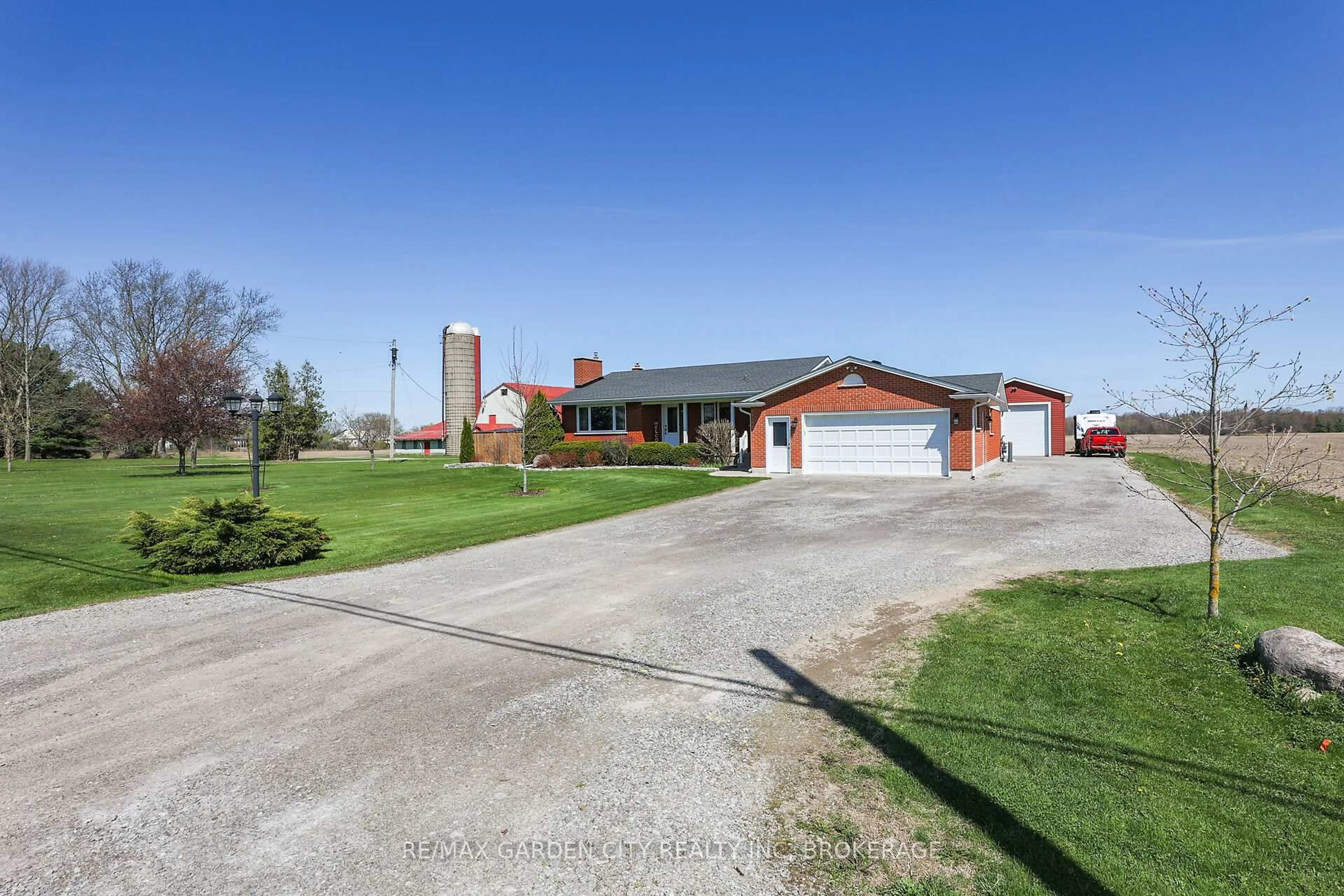 A pic from outside/outdoor area/front of a property/back of a property/a pic from drone, street for 905 Canboro Rd, Pelham Ontario L0S 1C0