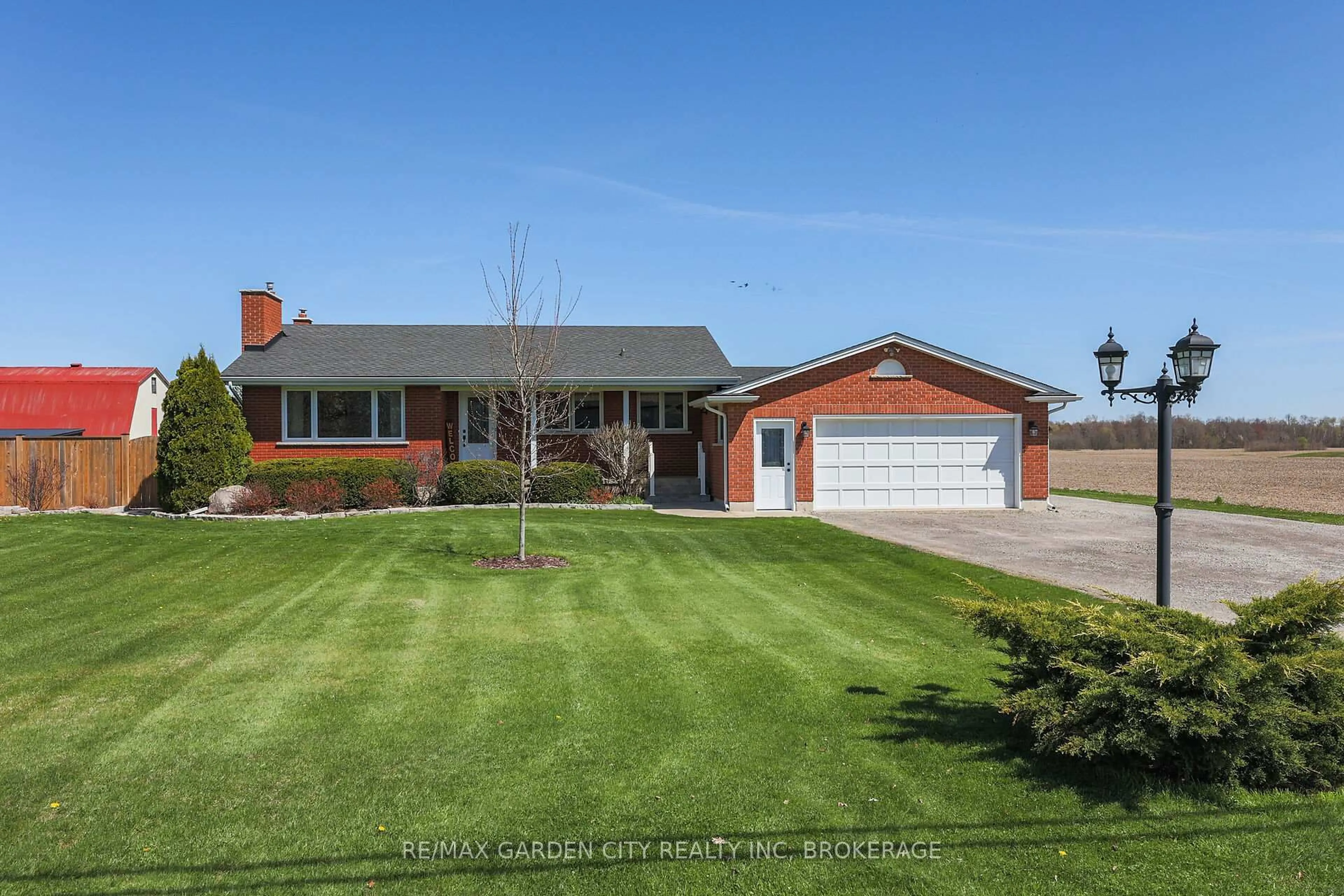 Home with brick exterior material, street for 905 Canboro Rd, Pelham Ontario L0S 1C0