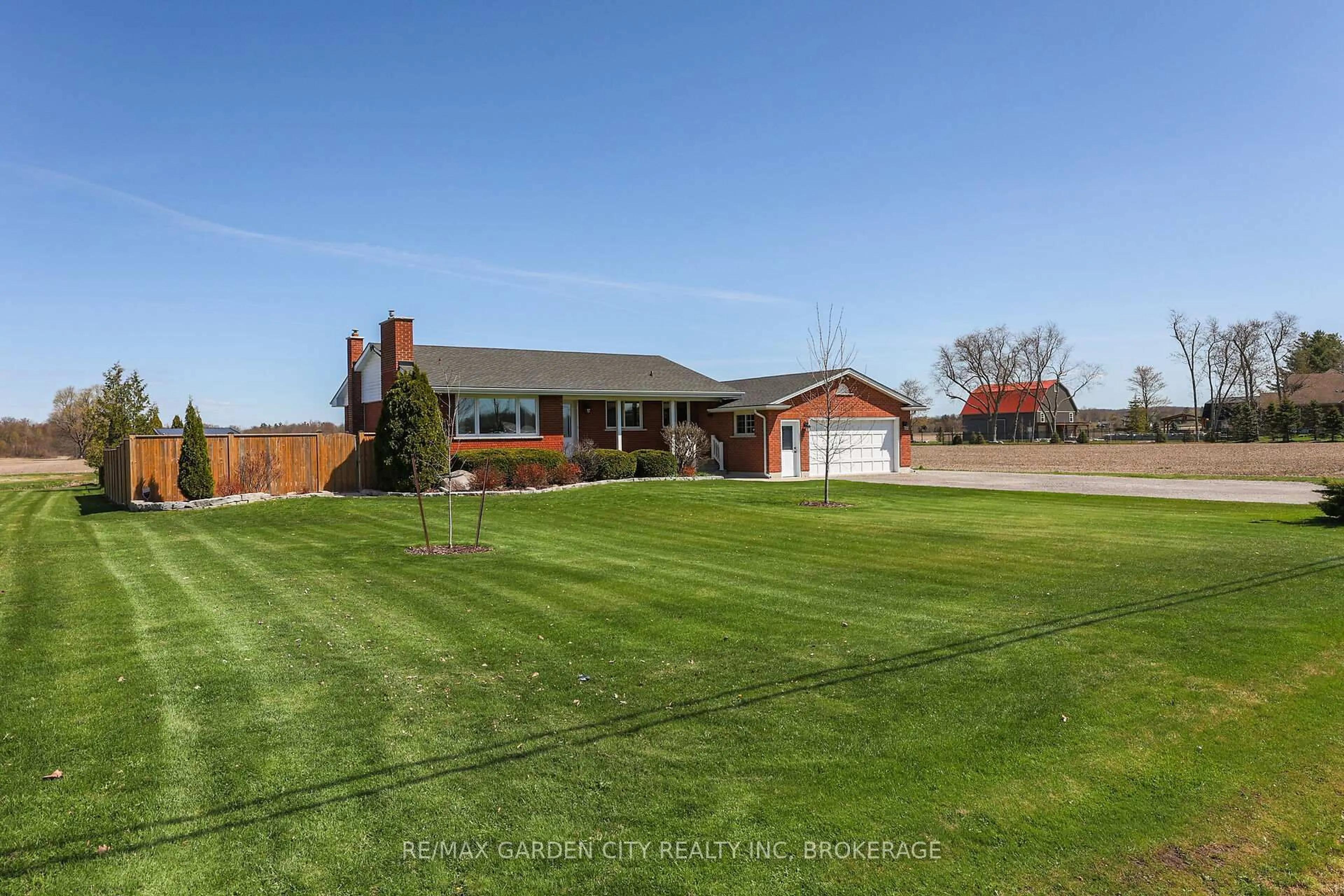 A pic from outside/outdoor area/front of a property/back of a property/a pic from drone, unknown for 905 Canboro Rd, Pelham Ontario L0S 1C0