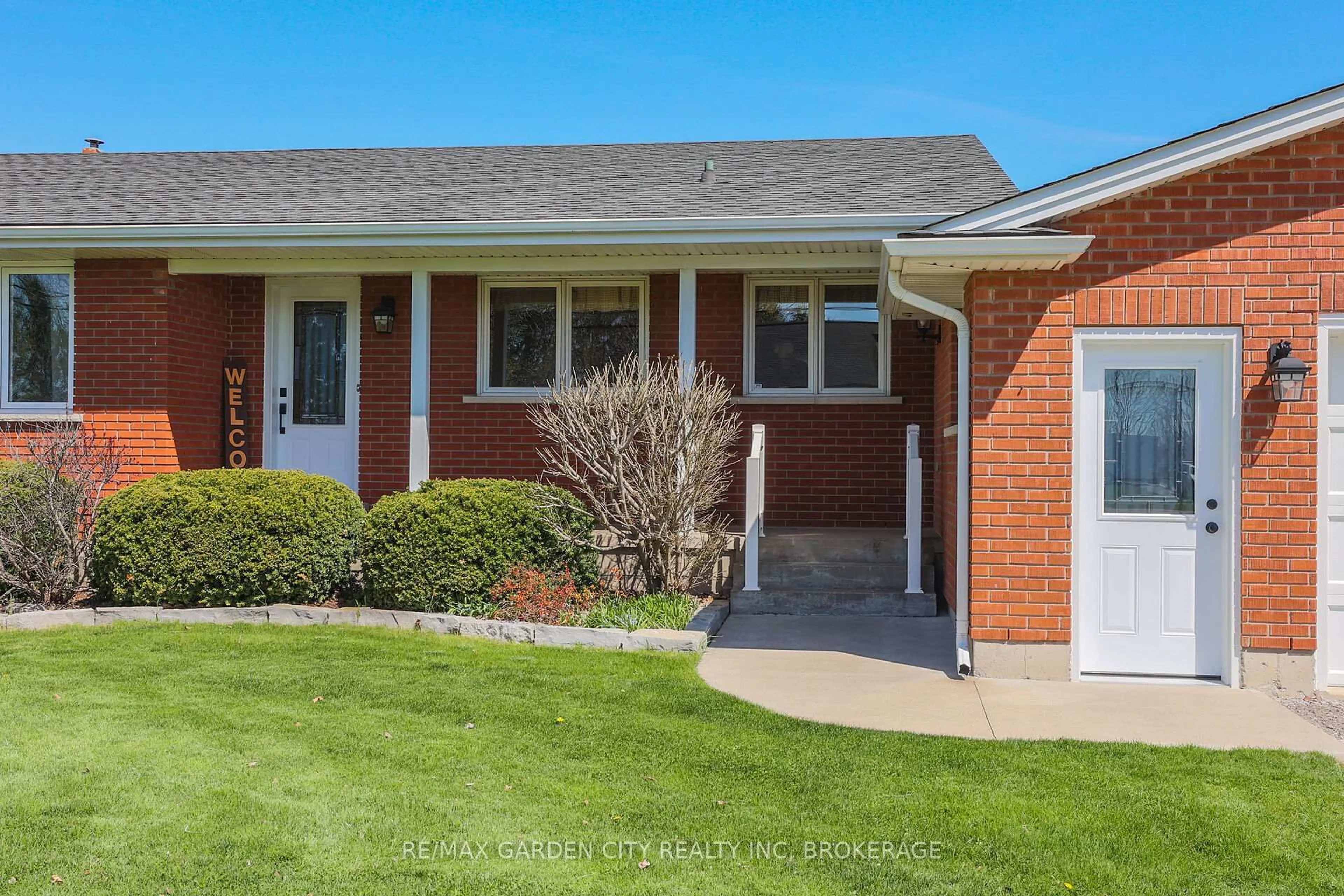 Home with brick exterior material, street for 905 Canboro Rd, Pelham Ontario L0S 1C0
