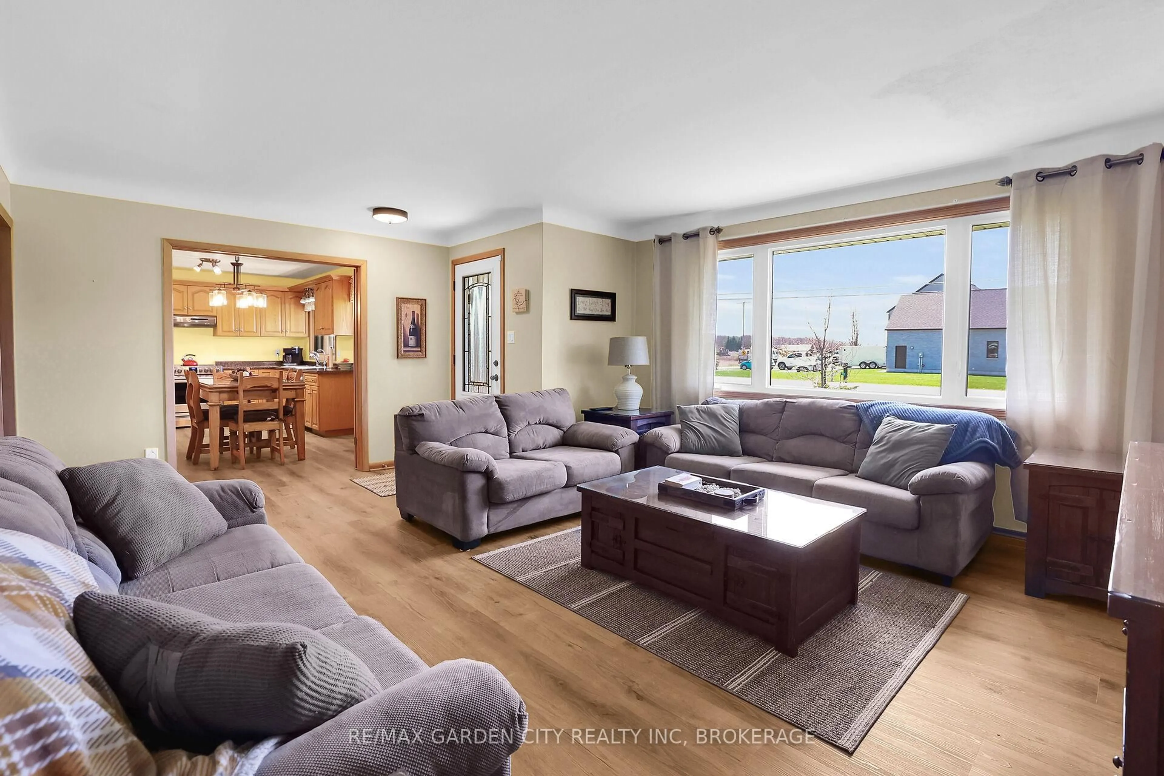 Living room with furniture, unknown for 905 Canboro Rd, Pelham Ontario L0S 1C0