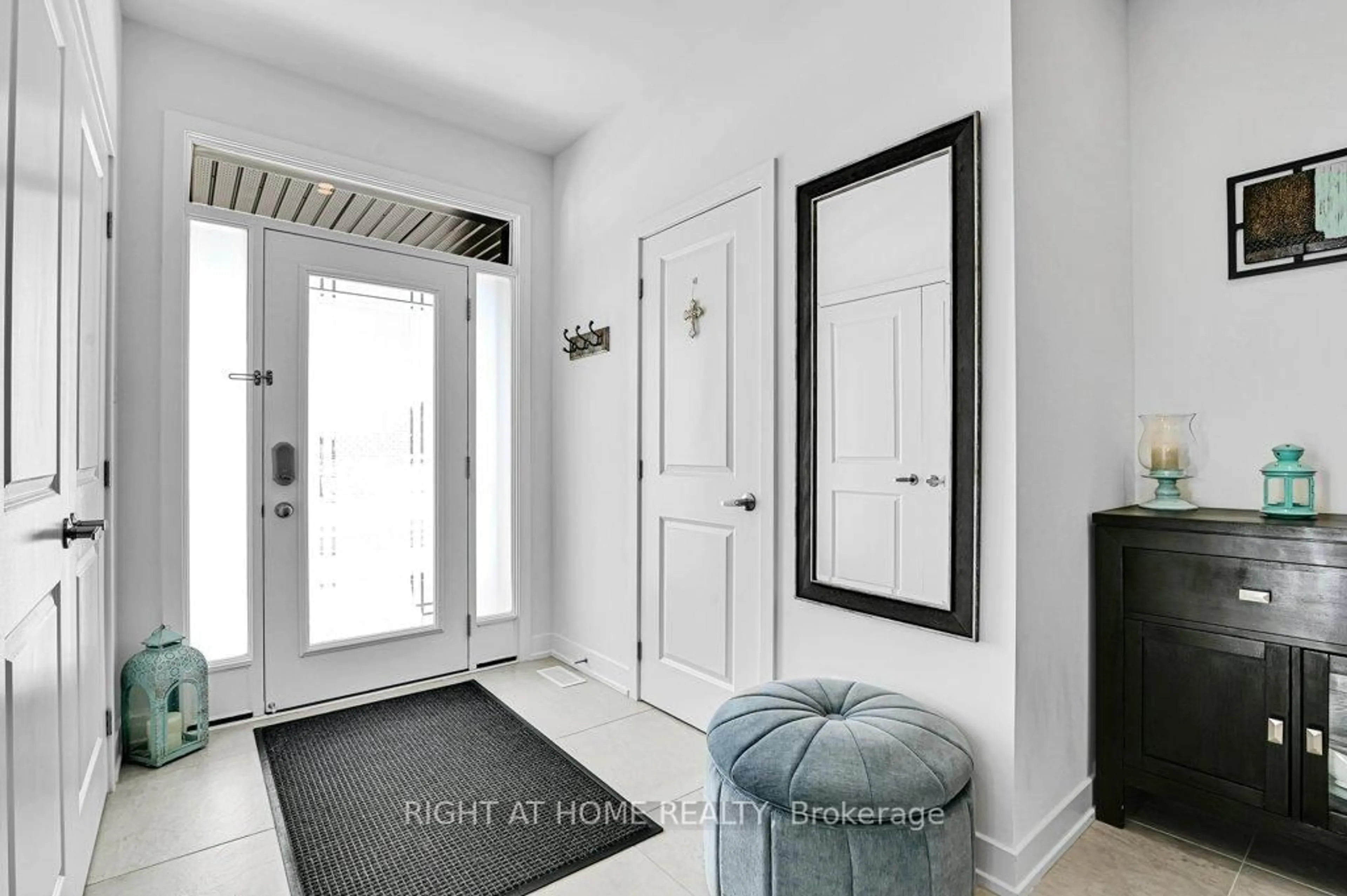 Indoor entryway for 579 Tahoe Hts, Ottawa Ontario K1T 0X4