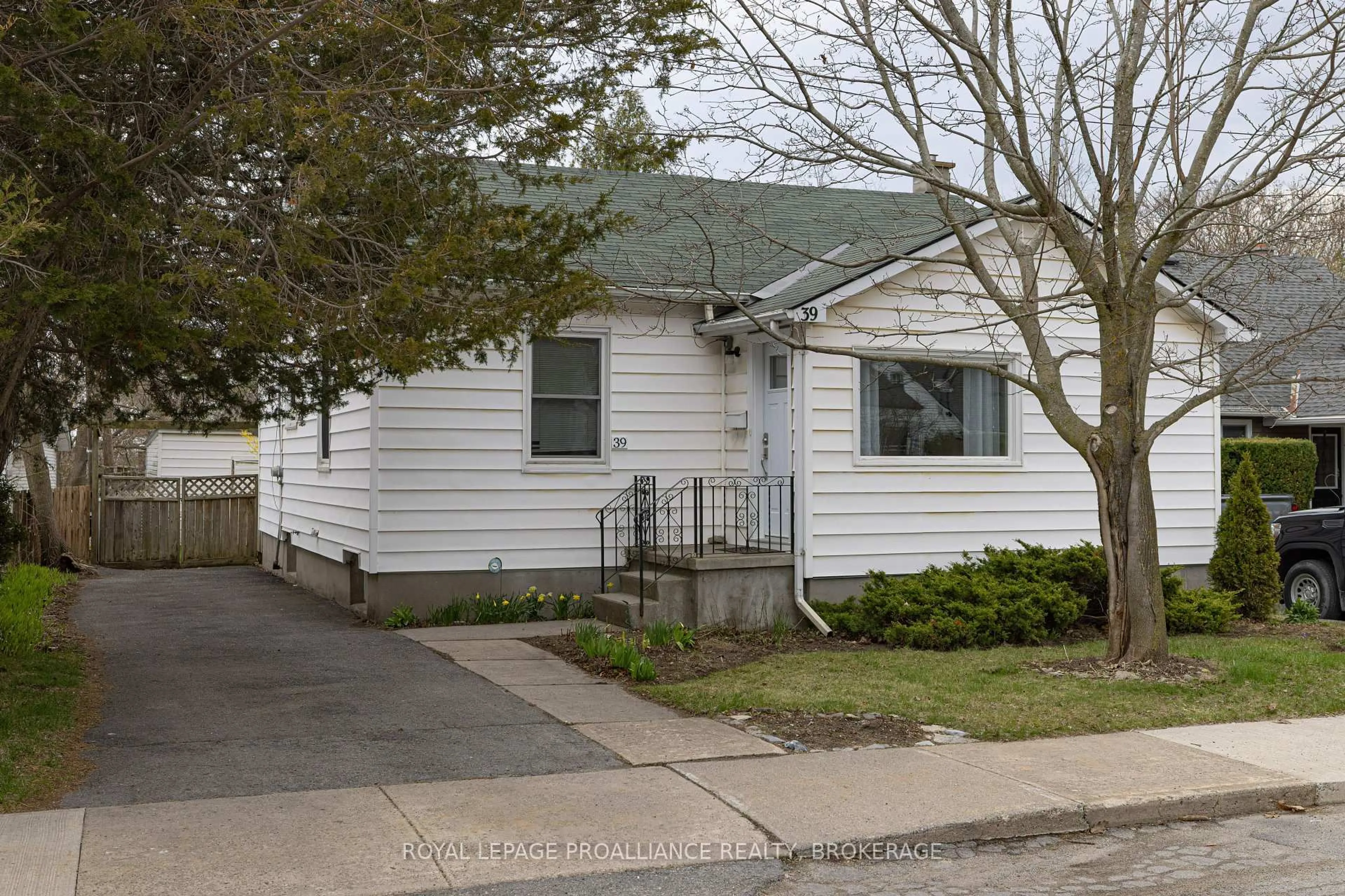 Home with vinyl exterior material, street for 39 Grey St, Kingston Ontario K7K 4K8
