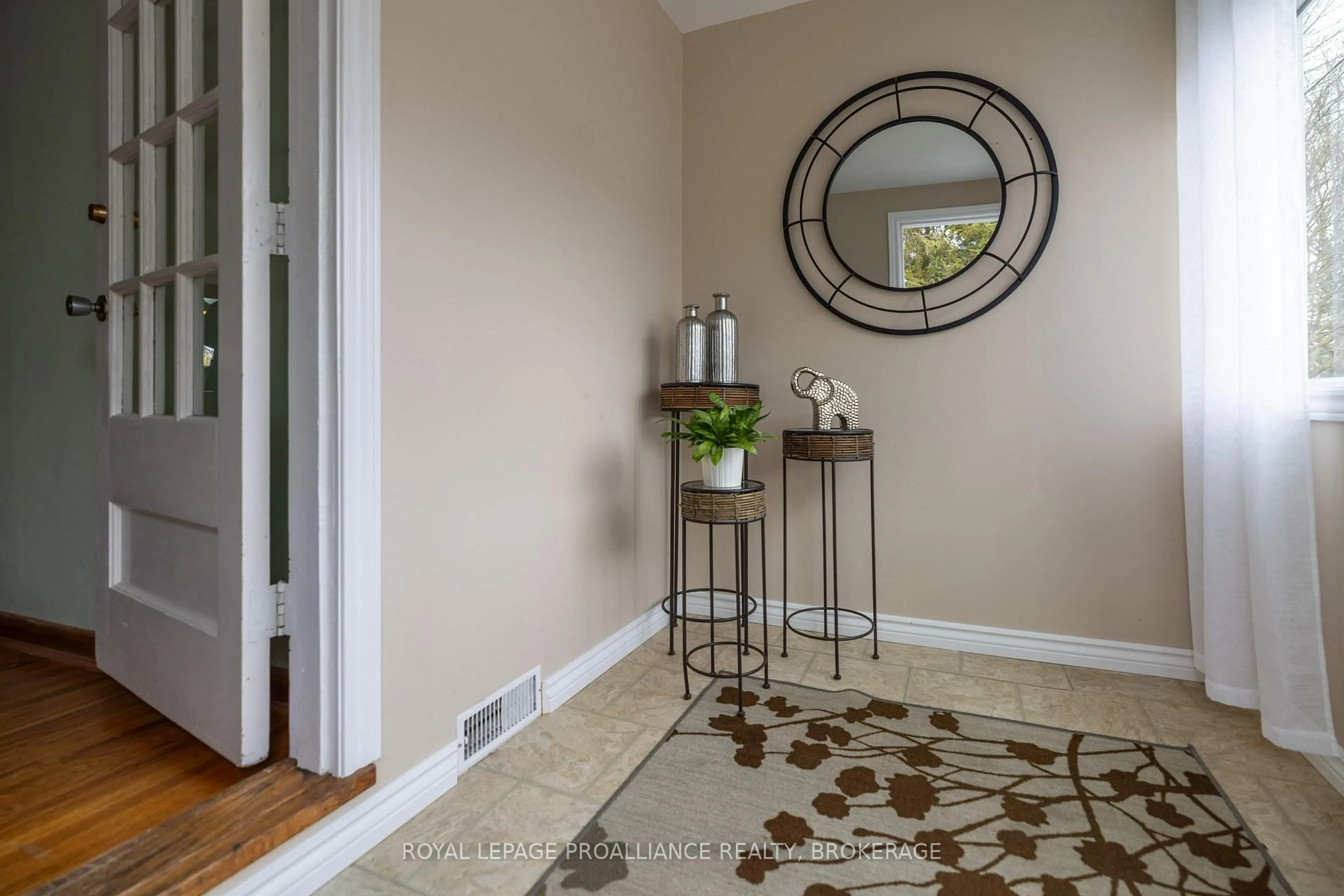 Indoor entryway for 39 Grey St, Kingston Ontario K7K 4K8