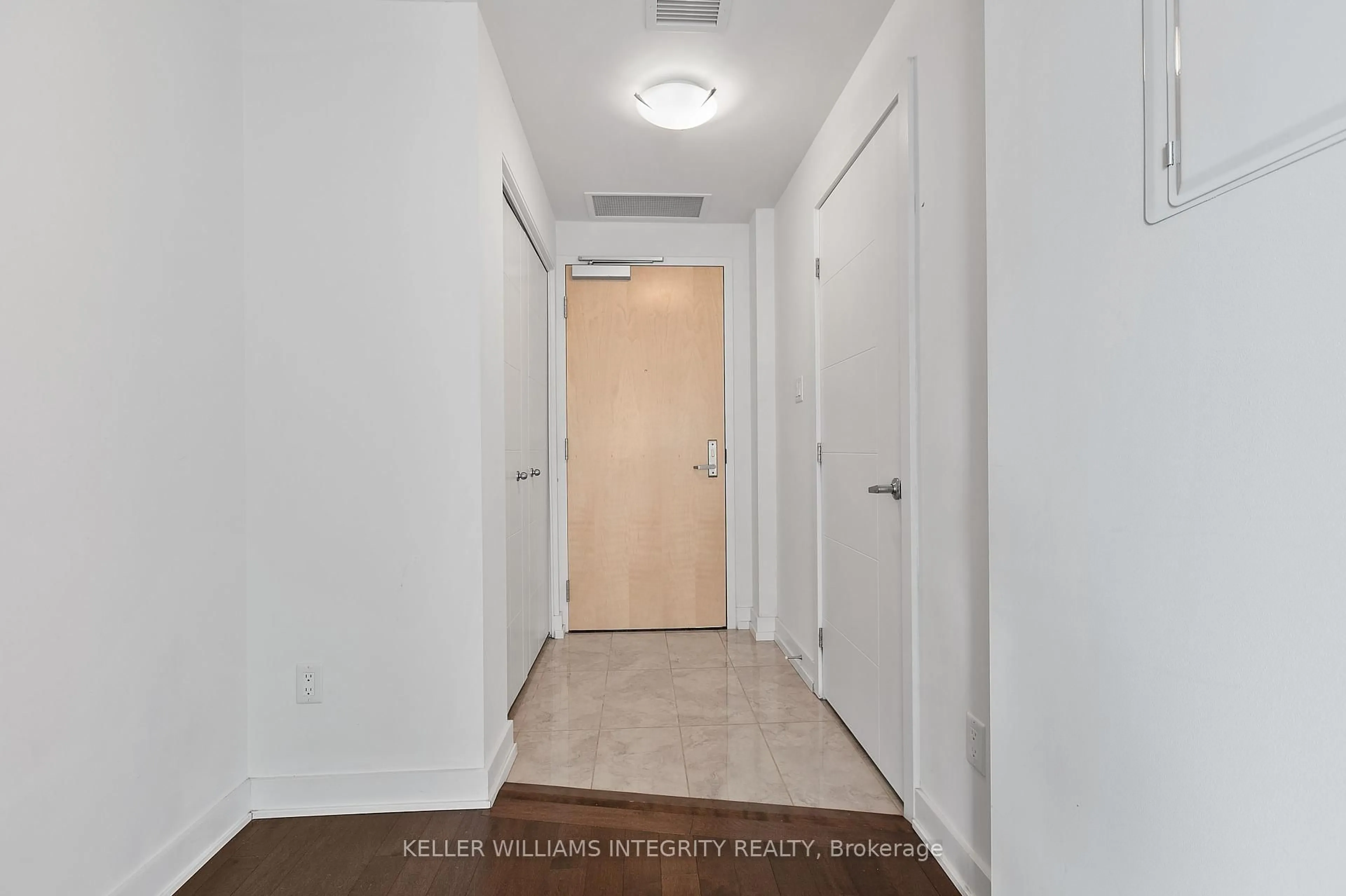 Indoor entryway for 179 Metcalfe St #1705, Ottawa Ontario K2P 0W1