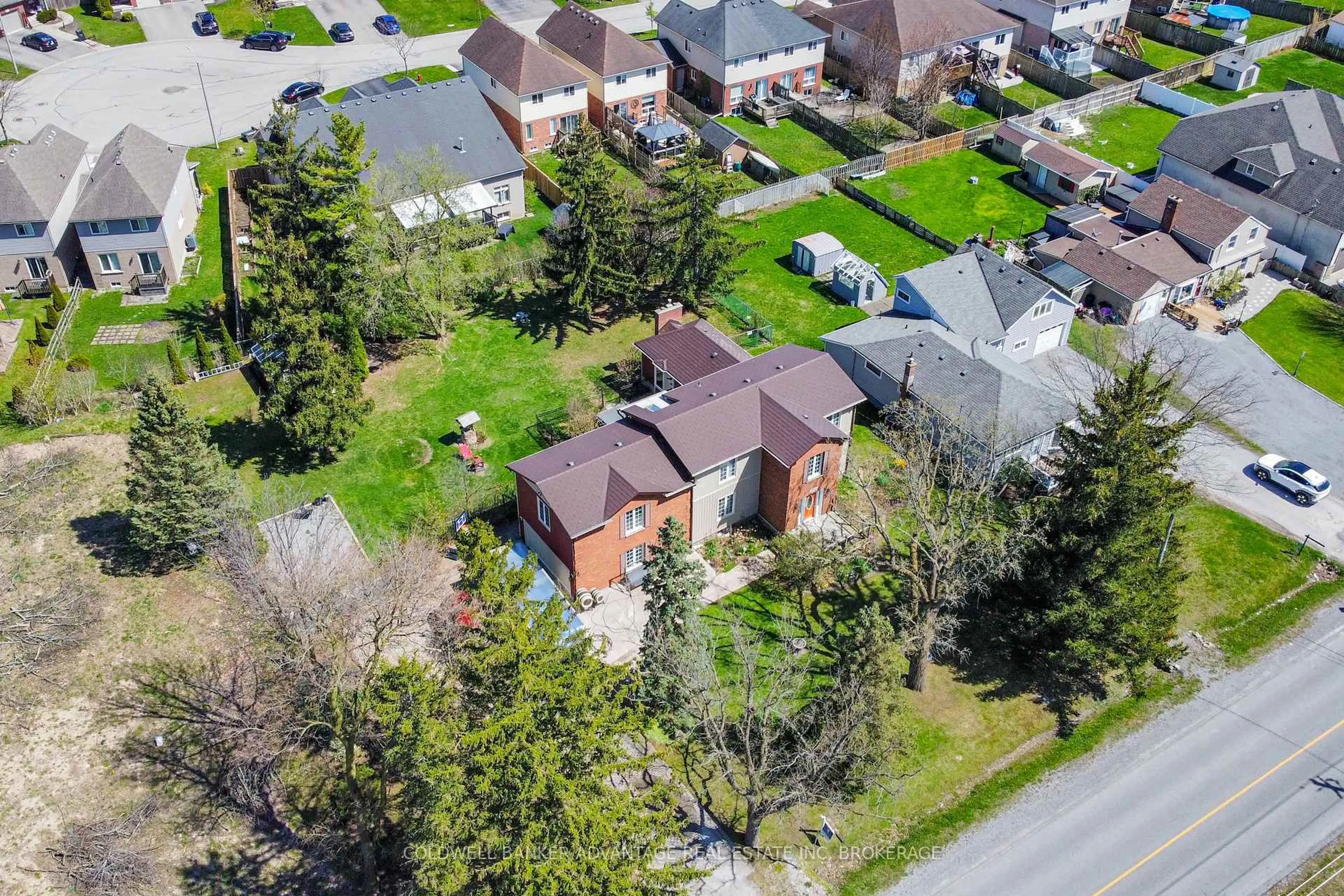 A pic from outside/outdoor area/front of a property/back of a property/a pic from drone, street for 7060 Garner Rd, Niagara Falls Ontario L2E 6S4
