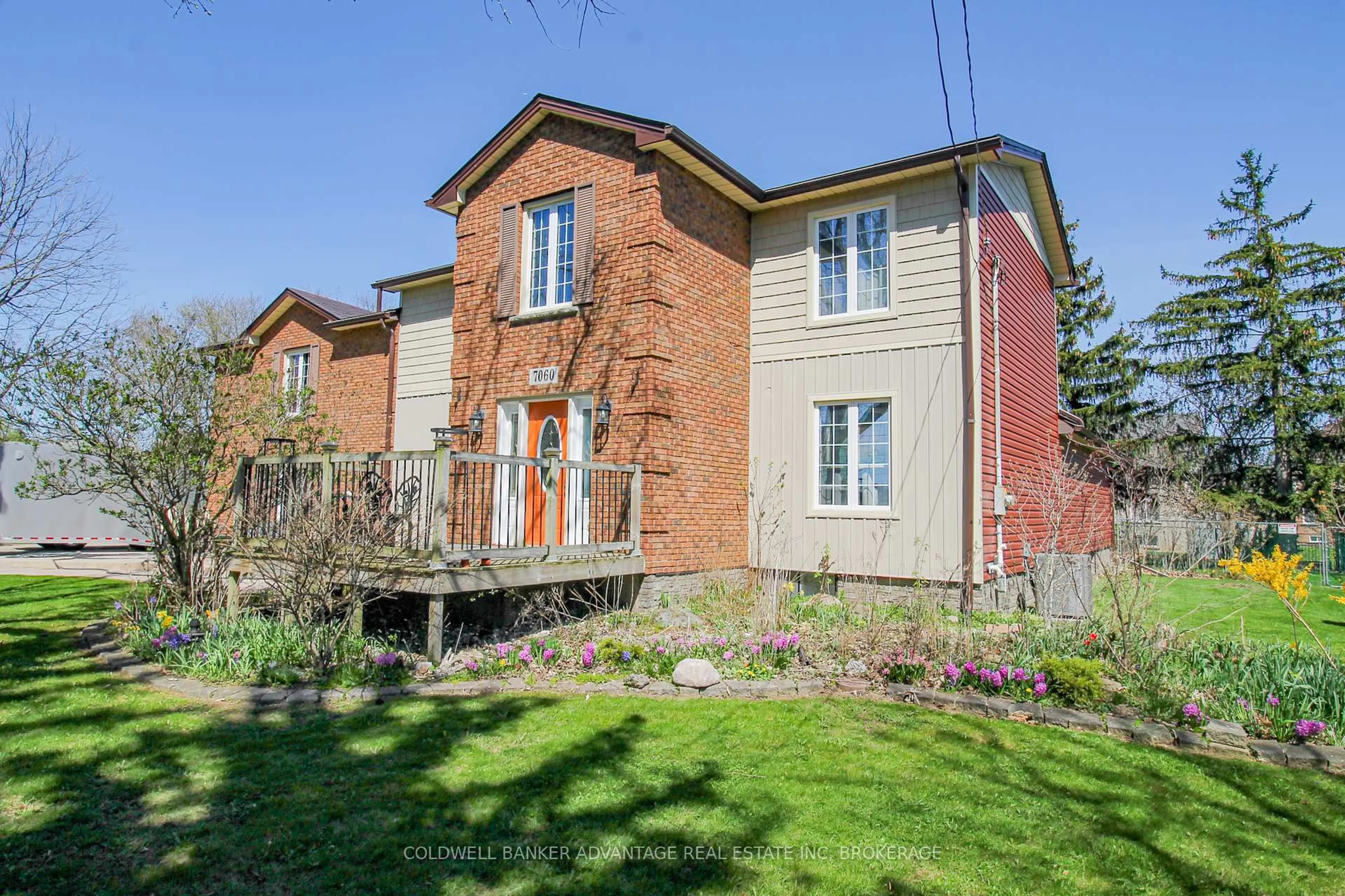 Home with brick exterior material, unknown for 7060 Garner Rd, Niagara Falls Ontario L2E 6S4