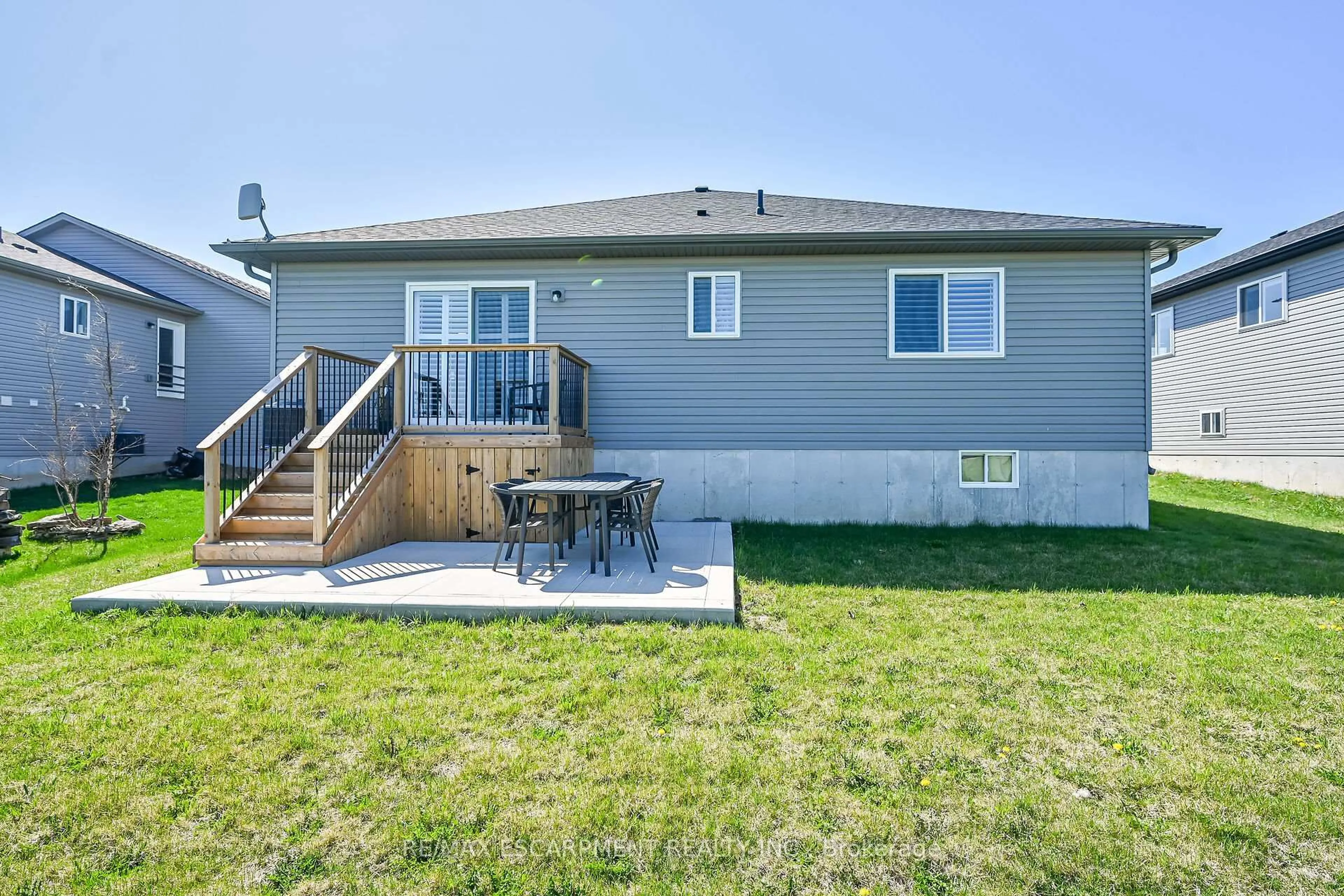 Patio, unknown for 27 BONNIE Dr, Haldimand Ontario N0A 1H0