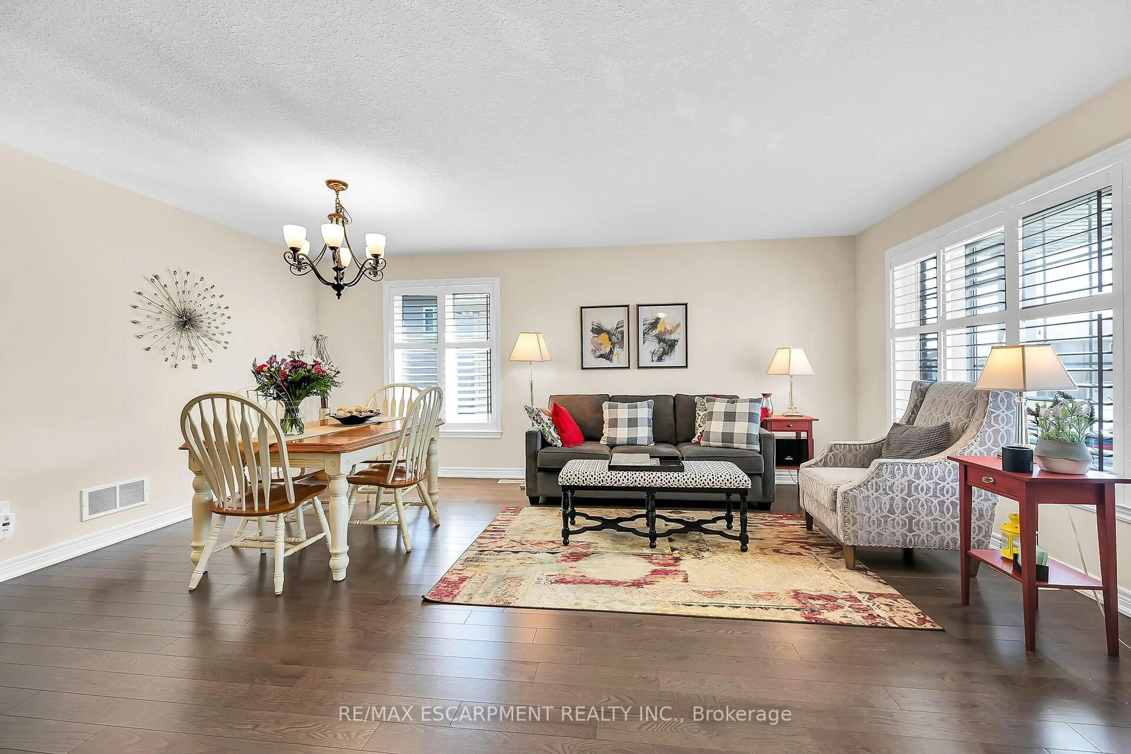 Living room with furniture, unknown for 27 BONNIE Dr, Haldimand Ontario N0A 1H0