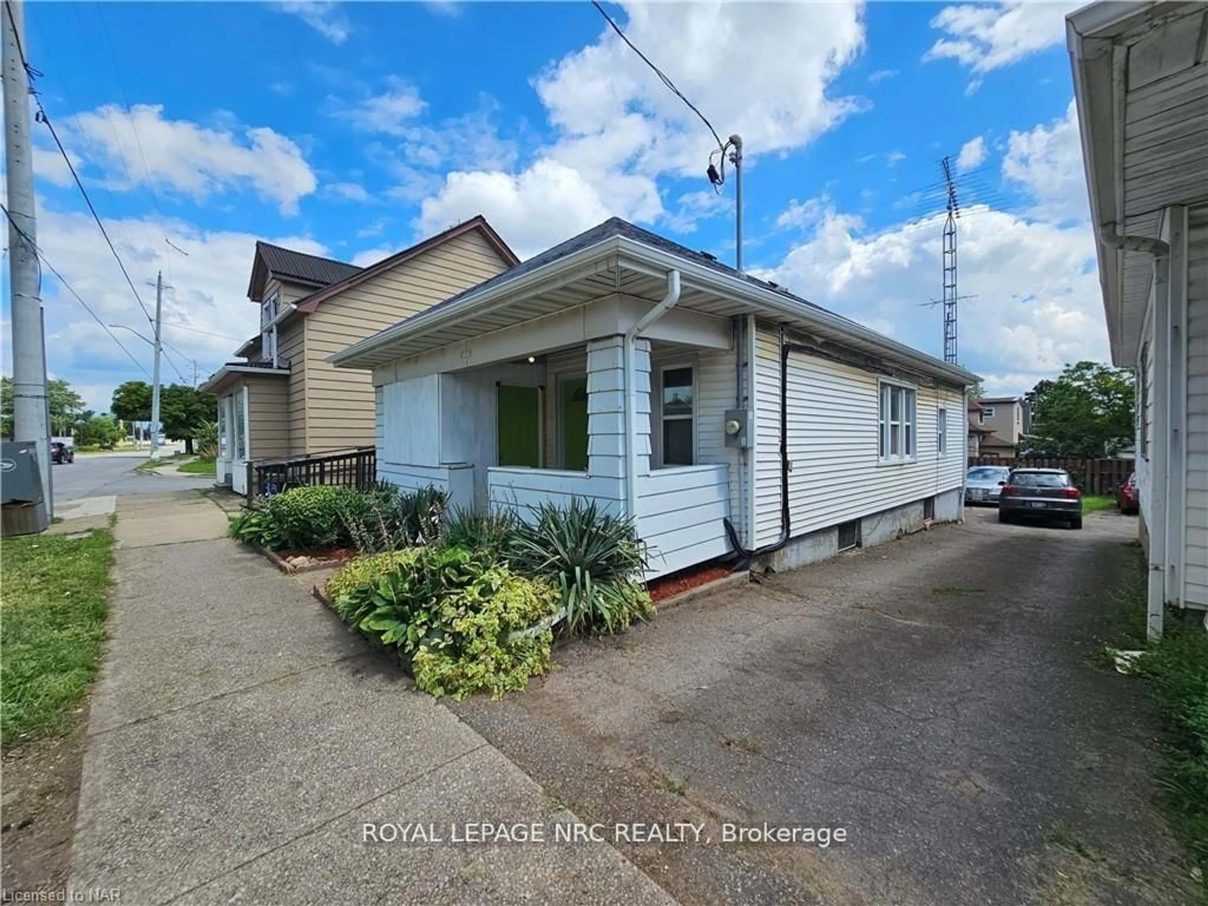 A pic from outside/outdoor area/front of a property/back of a property/a pic from drone, building for 170 Niagara St, St. Catharines Ontario L2R 4L4