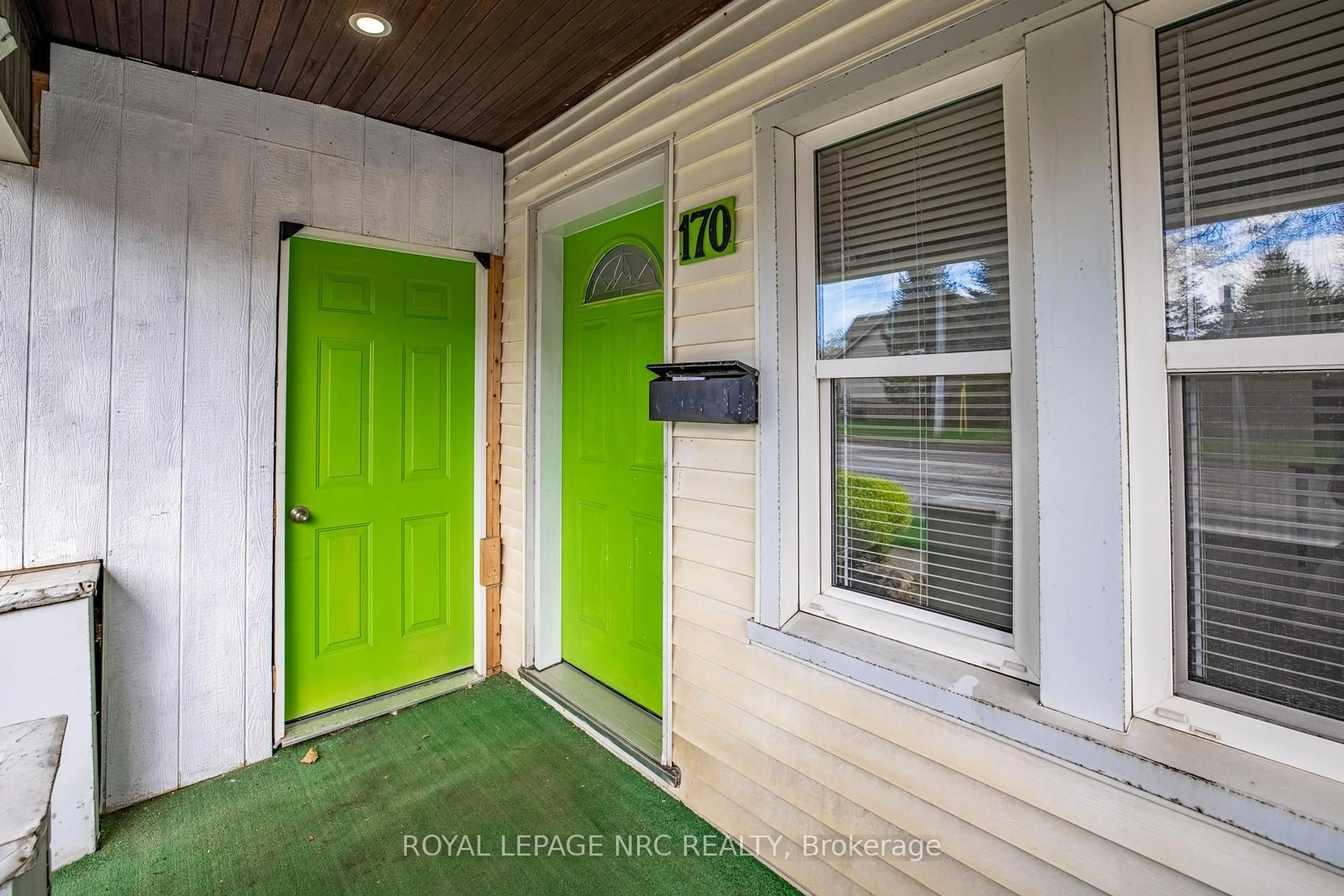 Indoor entryway for 170 Niagara St, St. Catharines Ontario L2R 4L4