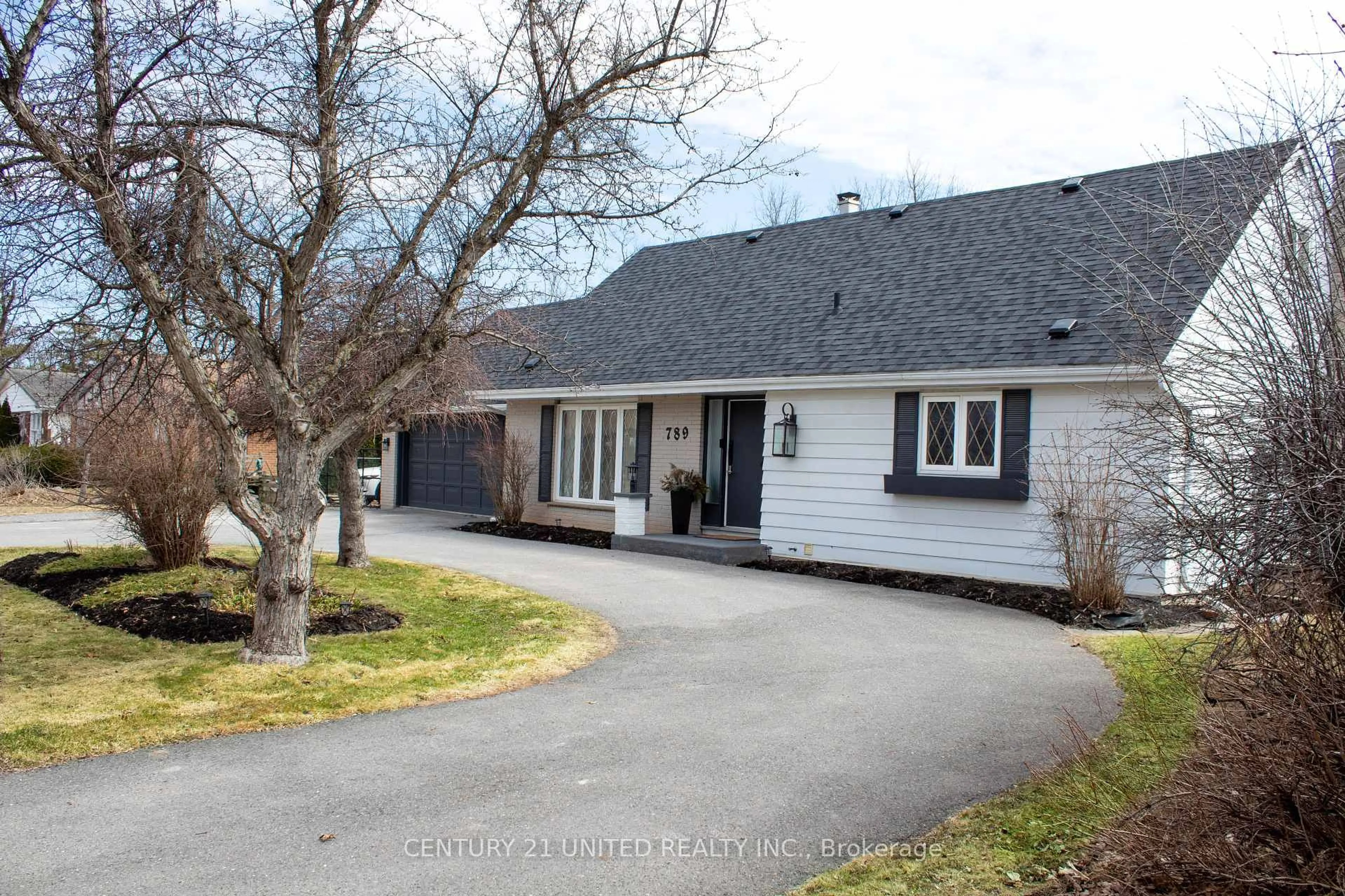 A pic from outside/outdoor area/front of a property/back of a property/a pic from drone, street for 789 Parkhill Rd, Peterborough West Ontario K9J 7R5