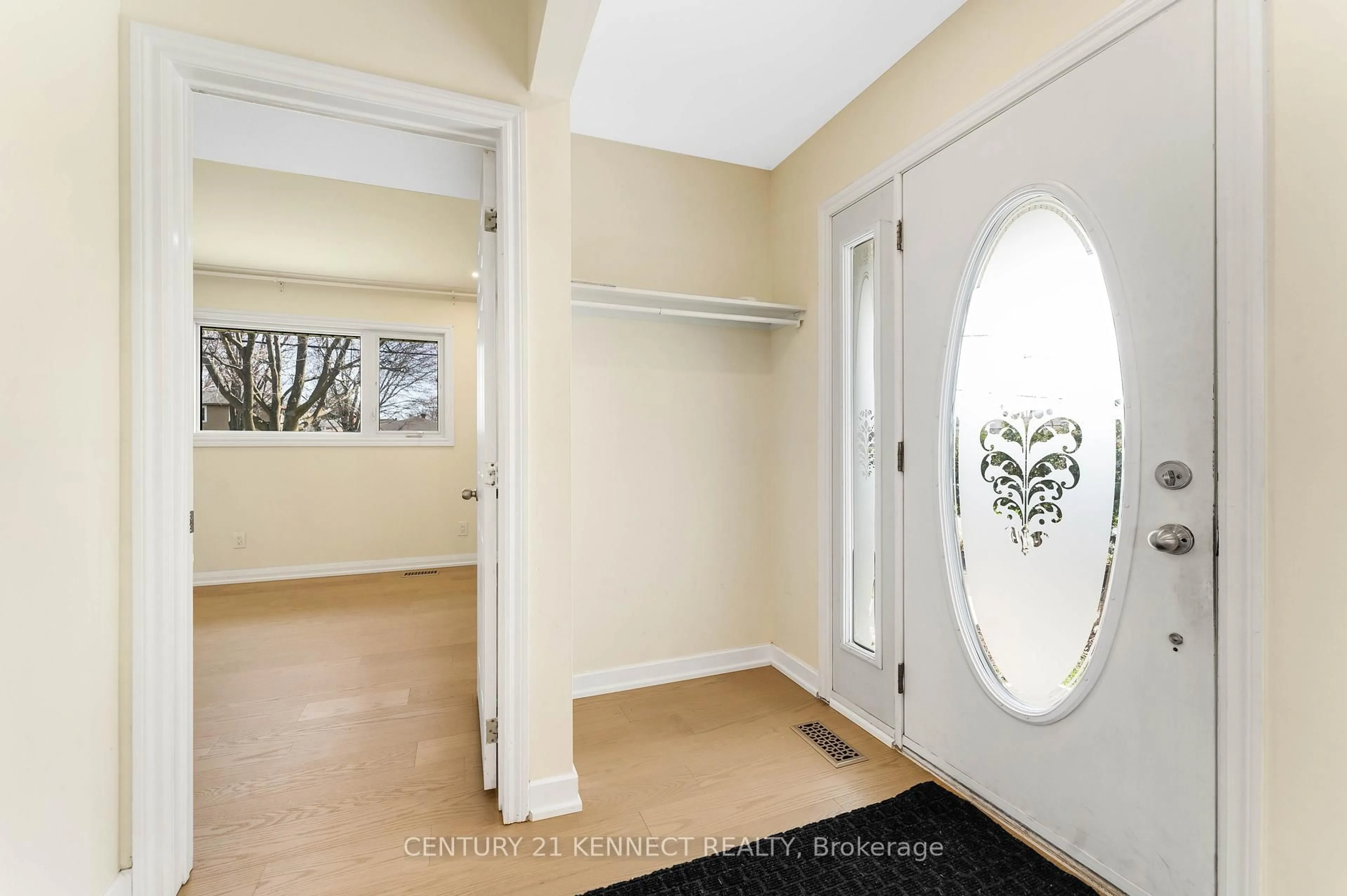 Indoor entryway for 1666 Fisher Ave, Ottawa Ontario K2C 1X7