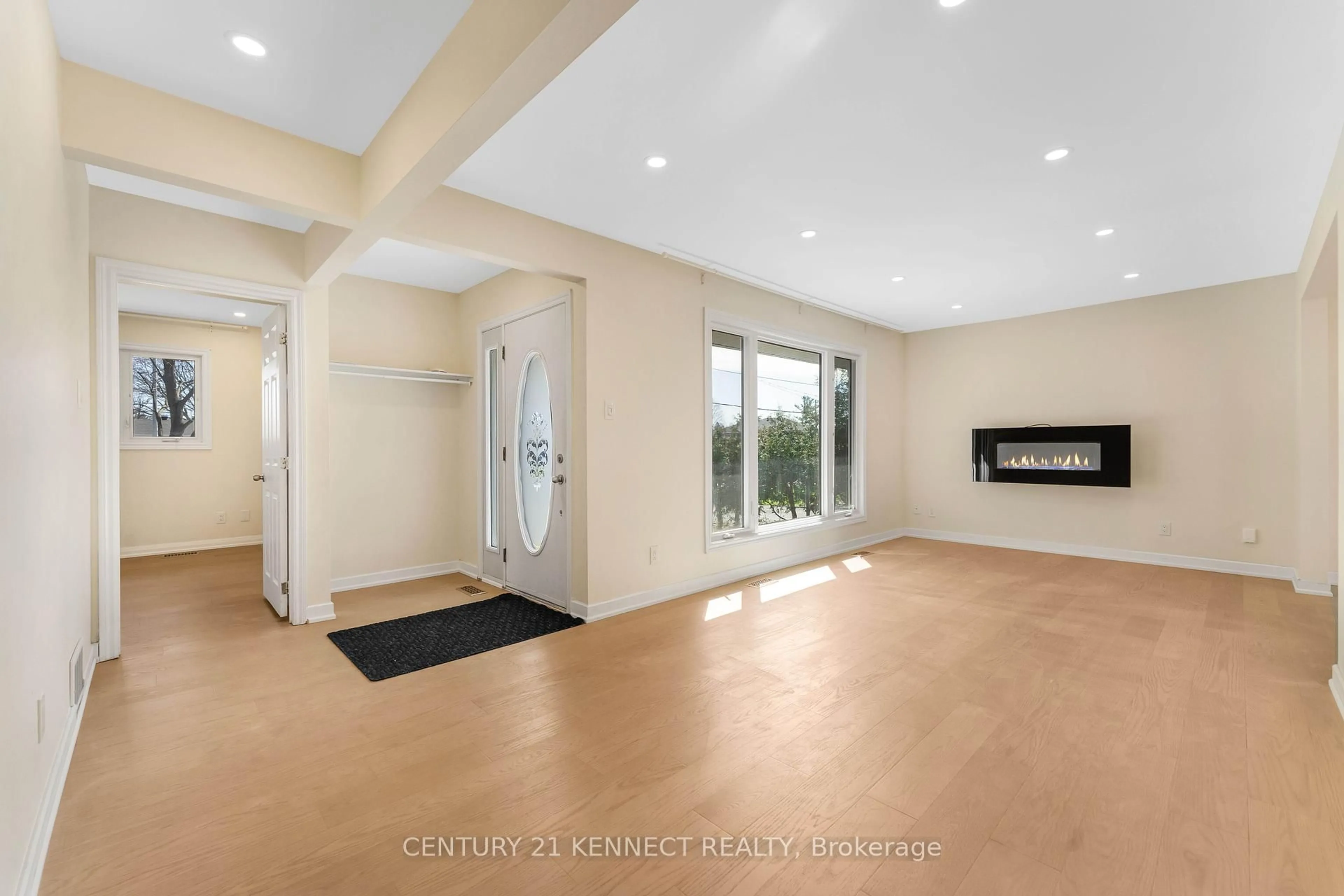 Indoor foyer for 1666 Fisher Ave, Ottawa Ontario K2C 1X7