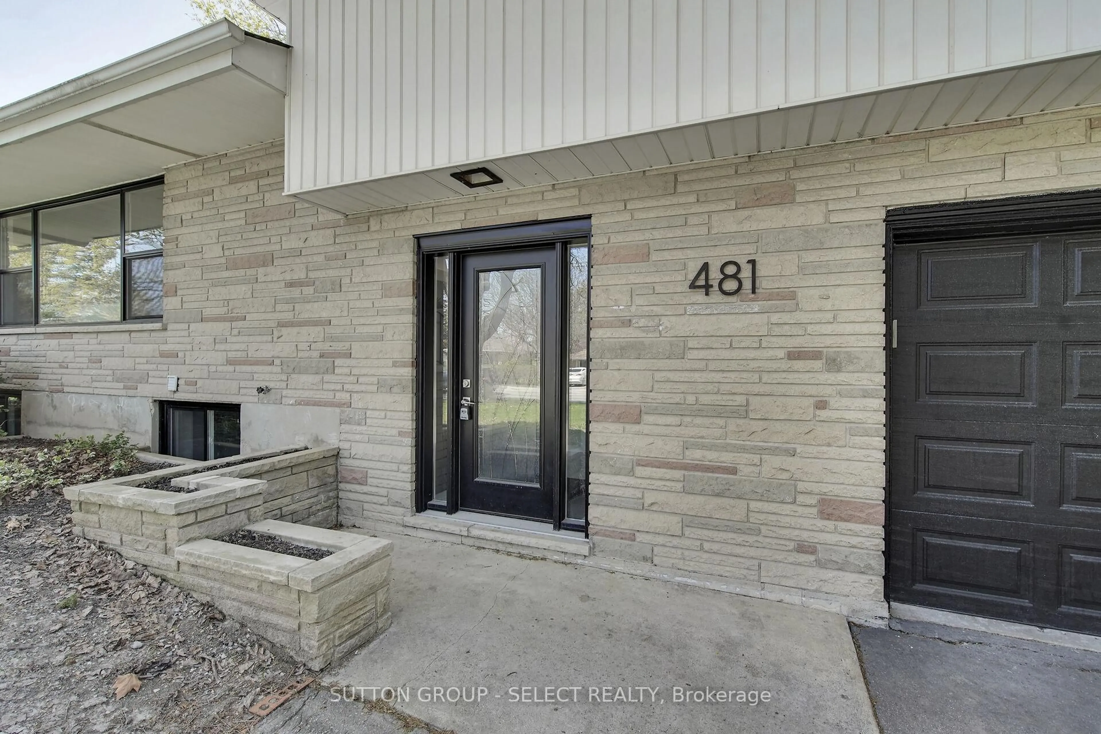 Indoor entryway for 481 BASELINE Rd, London South Ontario N6C 2P8