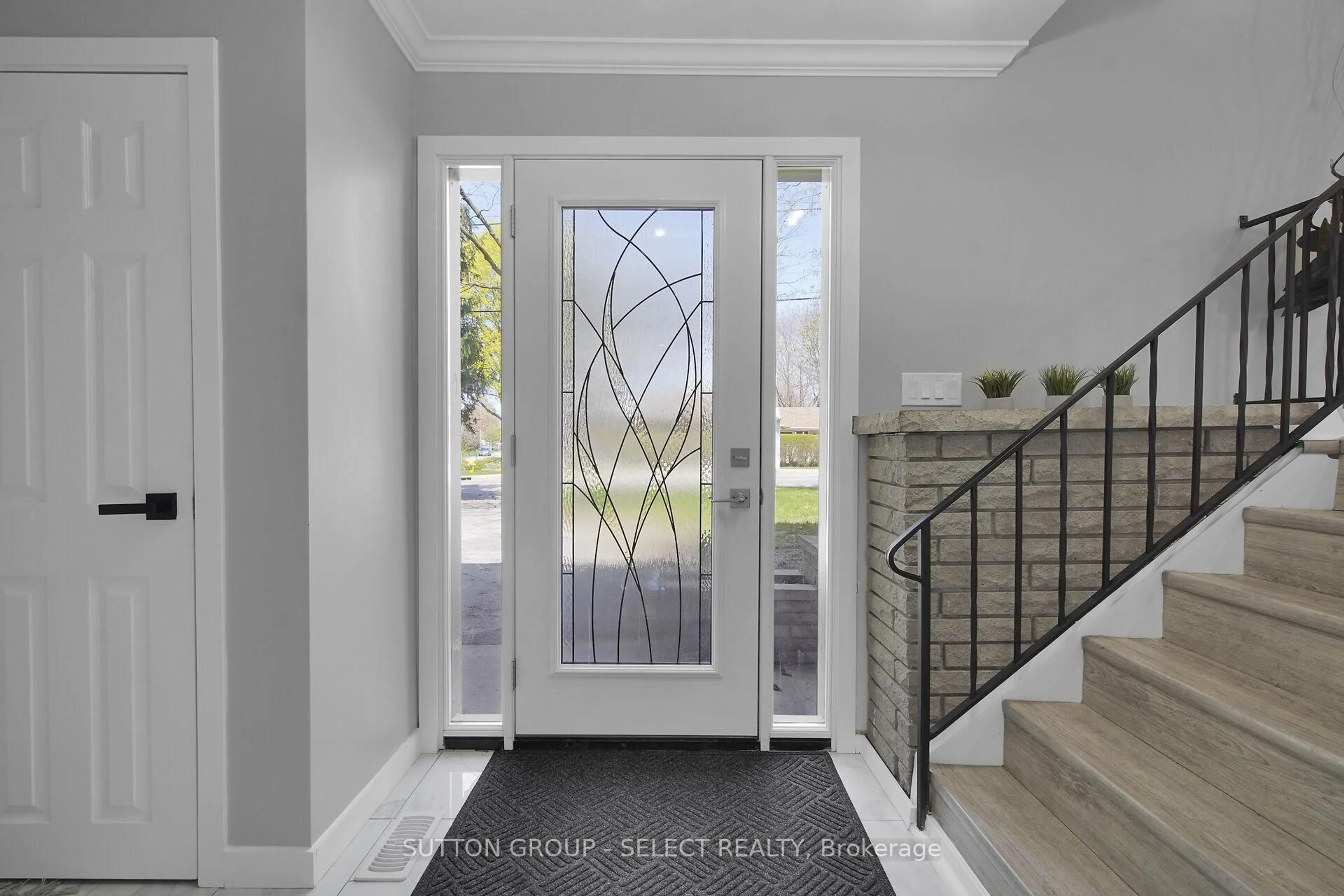 Indoor entryway for 481 BASELINE Rd, London South Ontario N6C 2P8