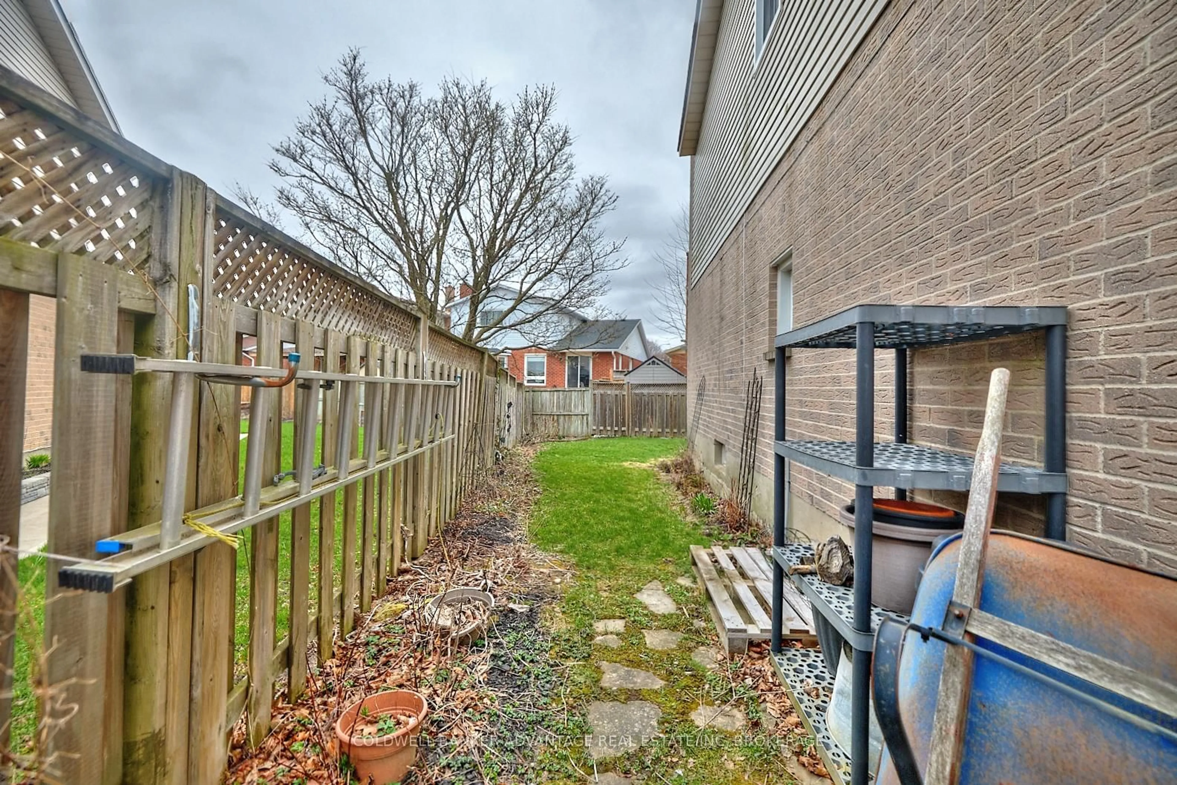 Patio, street for 33 Naples Crt, Thorold Ontario L2V 4S7