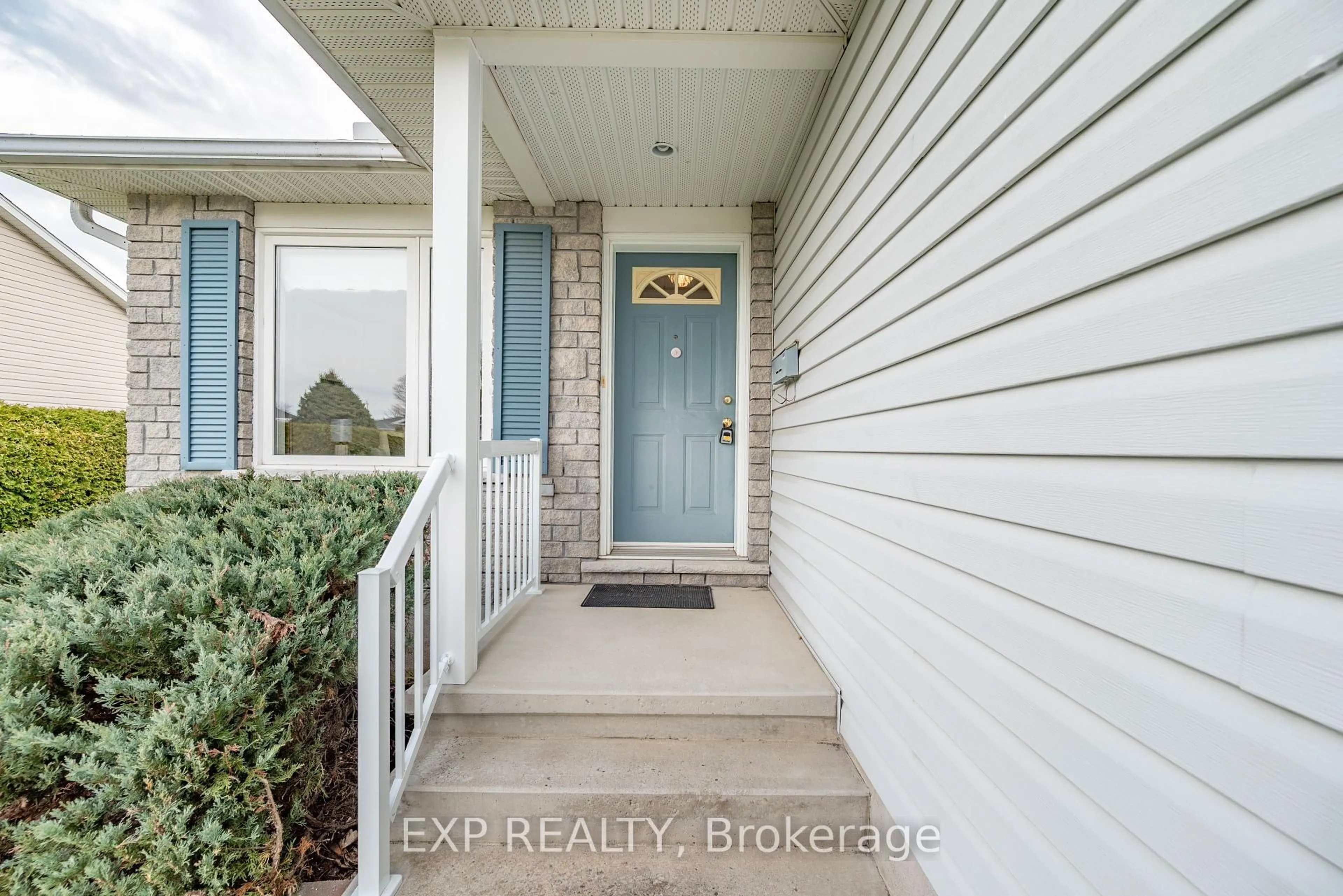 Indoor entryway for 807 Kedrosky Dr, Renfrew Ontario K7V 4M5
