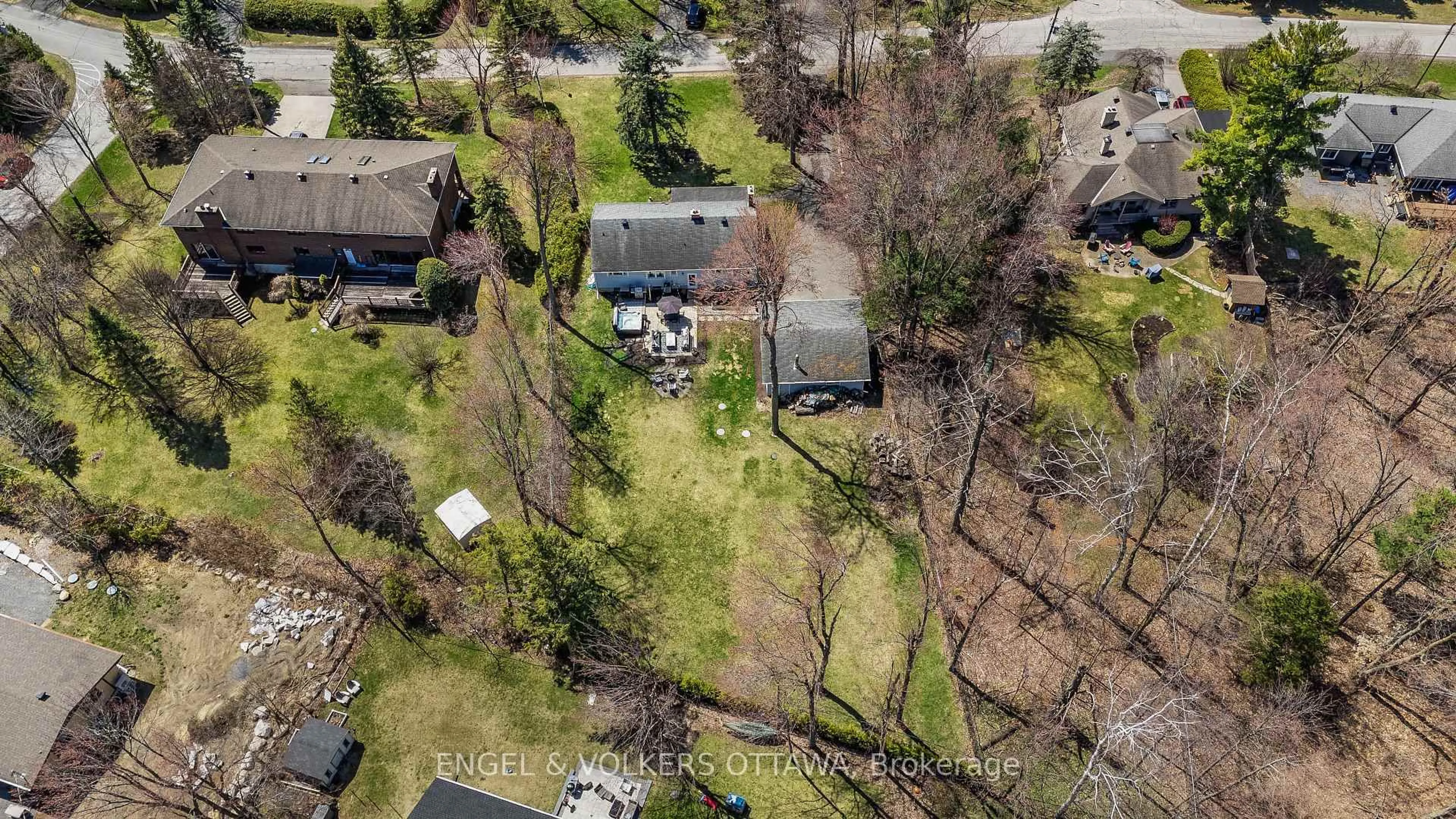 A pic from outside/outdoor area/front of a property/back of a property/a pic from drone, street for 8 Pineglen Cres, Ottawa Ontario K2E 6X7