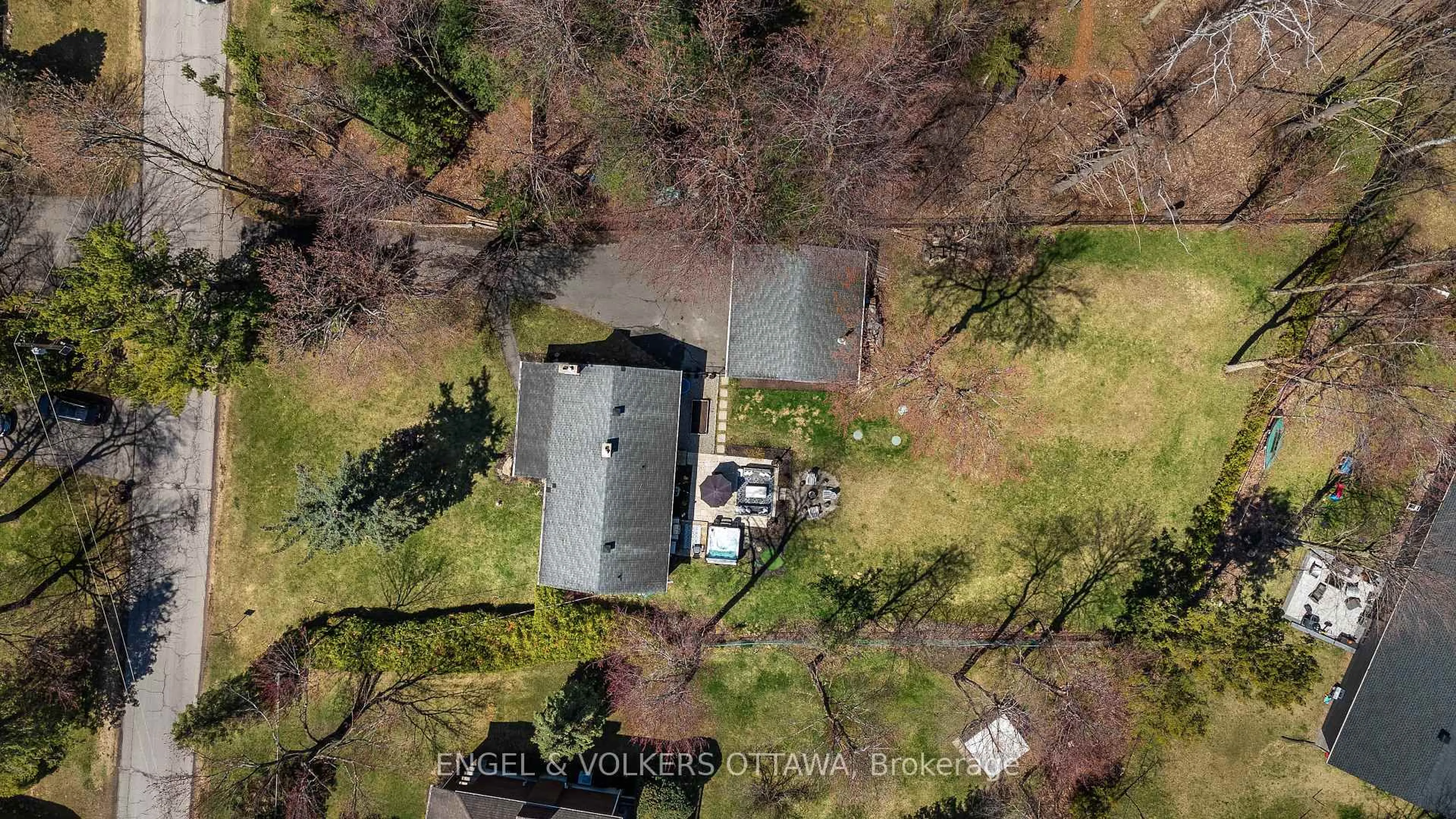 A pic from outside/outdoor area/front of a property/back of a property/a pic from drone, building for 8 Pineglen Cres, Ottawa Ontario K2E 6X7