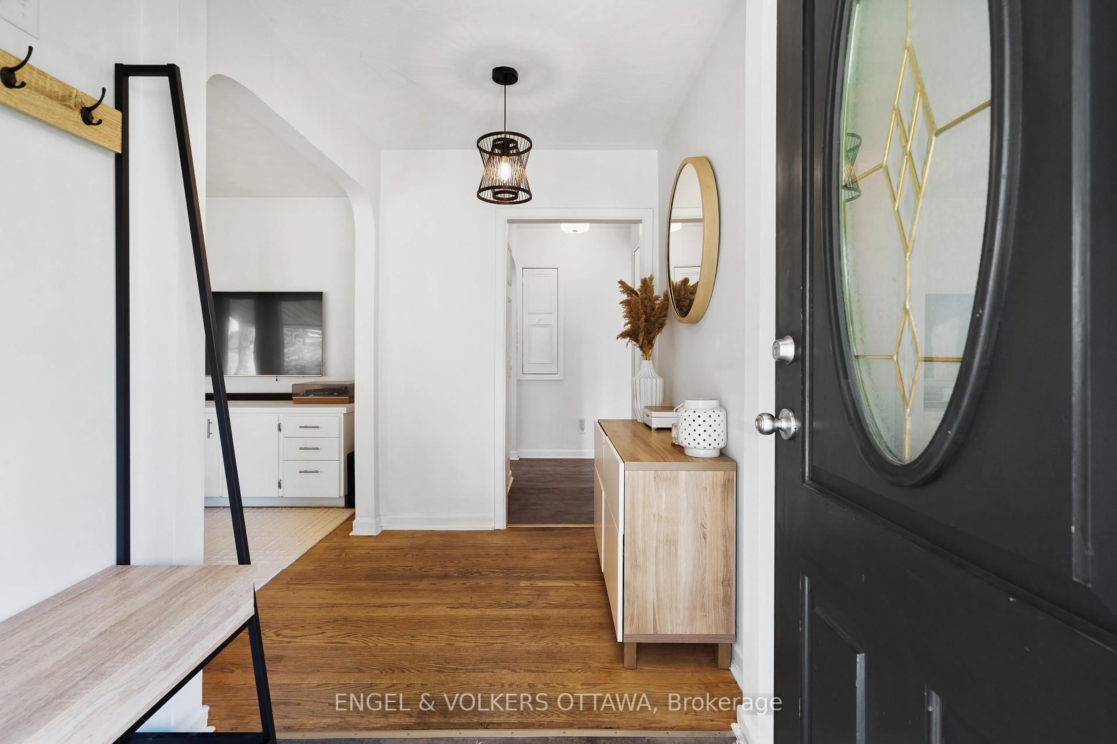 Indoor entryway for 8 Pineglen Cres, Ottawa Ontario K2E 6X7