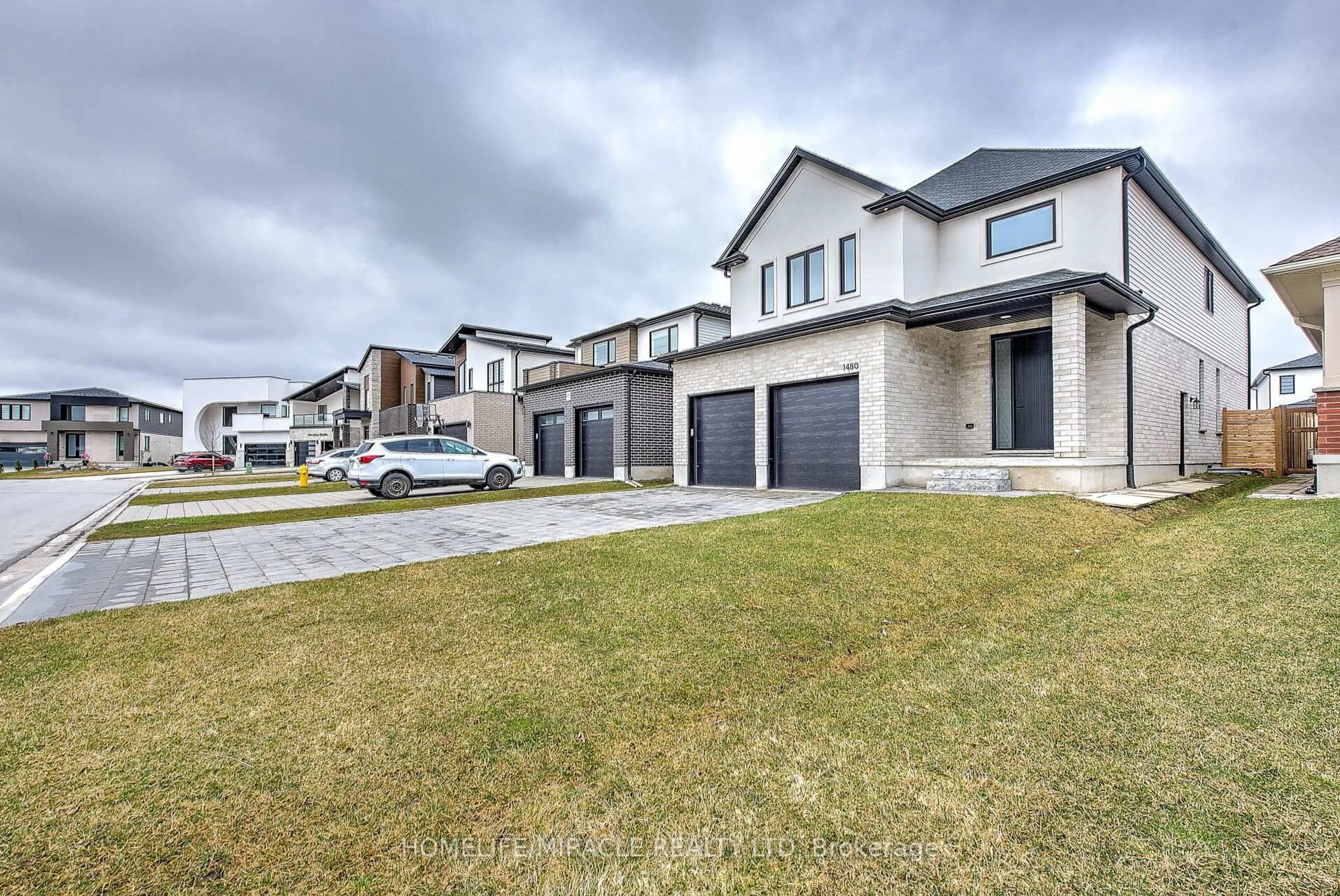 A pic from outside/outdoor area/front of a property/back of a property/a pic from drone, street for 1480 Medway Park Dr, London Ontario N6G 0Z6