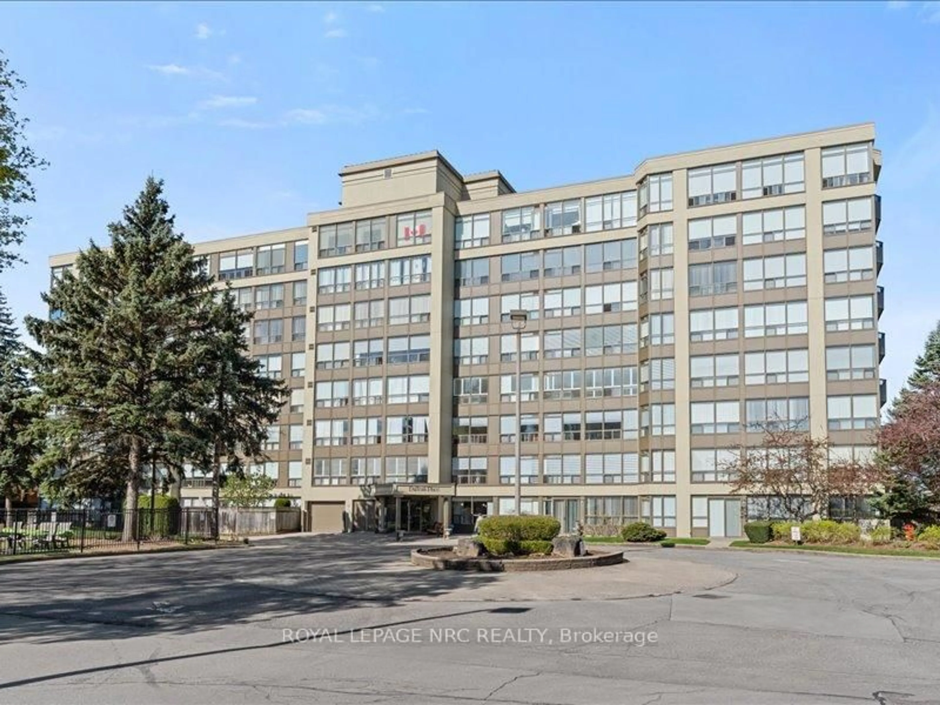 Indoor foyer for 5100 Dorchester Rd #807, Niagara Falls Ontario L2E 7H4