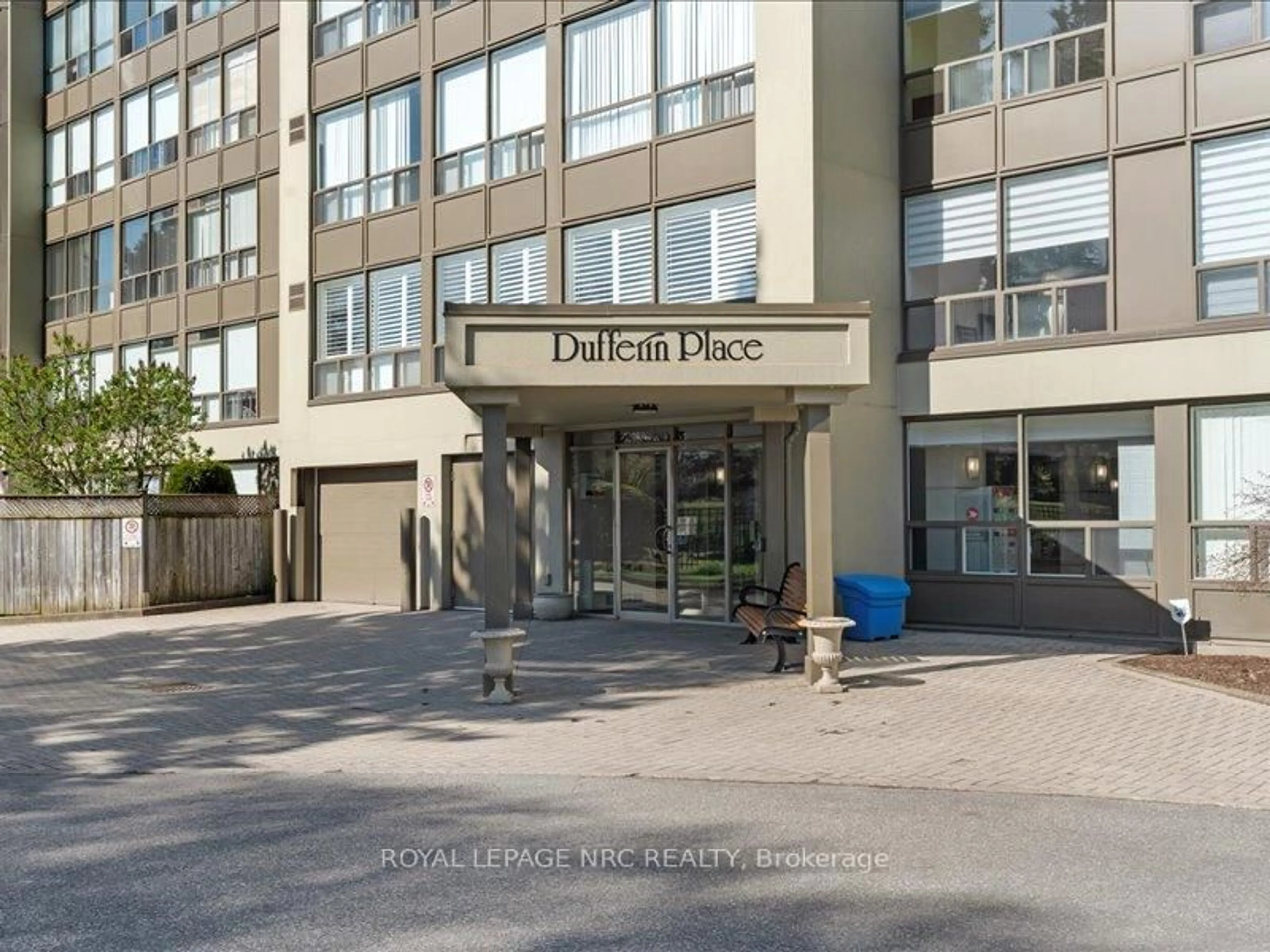 Indoor foyer for 5100 Dorchester Rd #807, Niagara Falls Ontario L2E 7H4