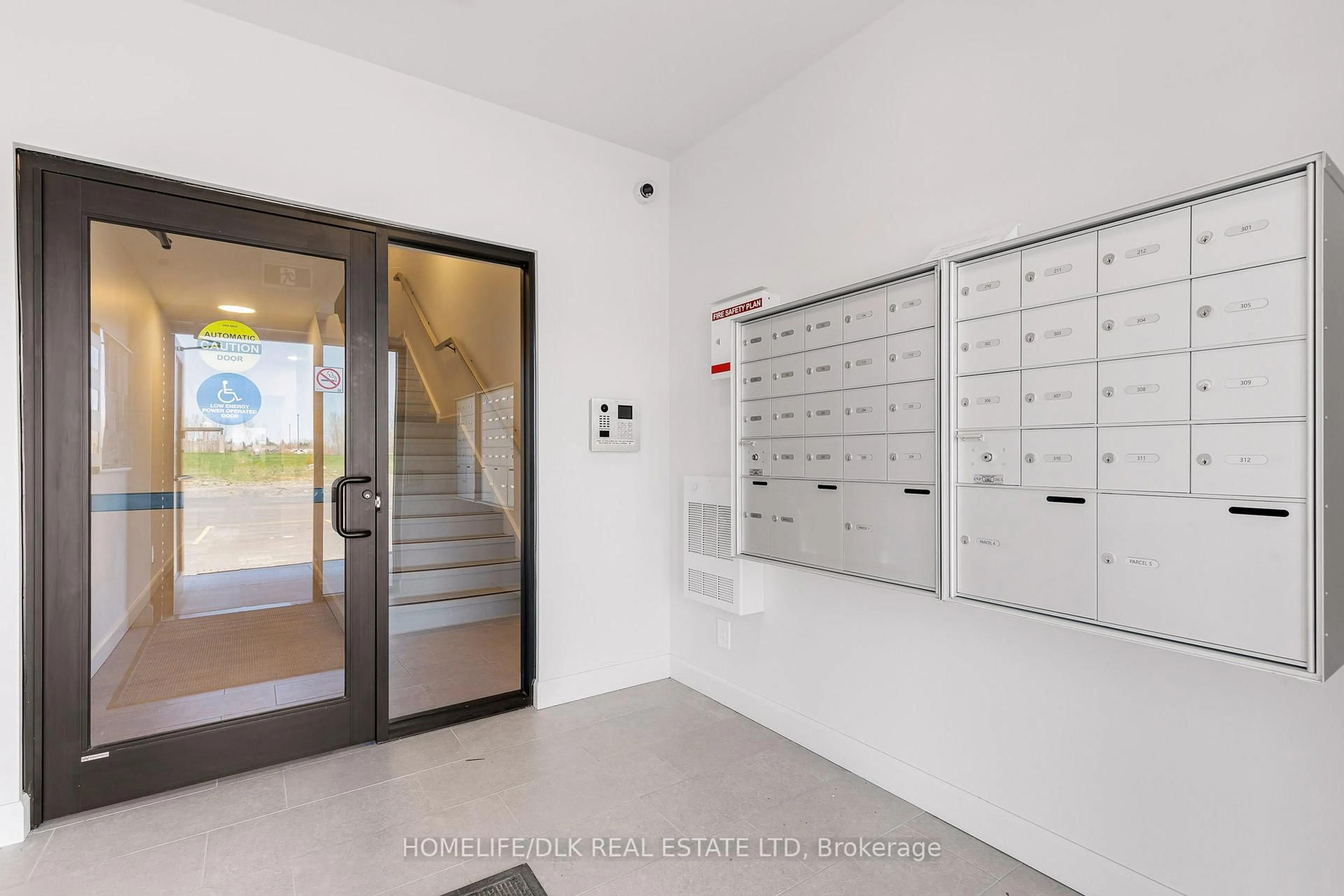Indoor foyer for 20 Hillside Meadow Dr #310, Quinte West Ontario K8V 0J7