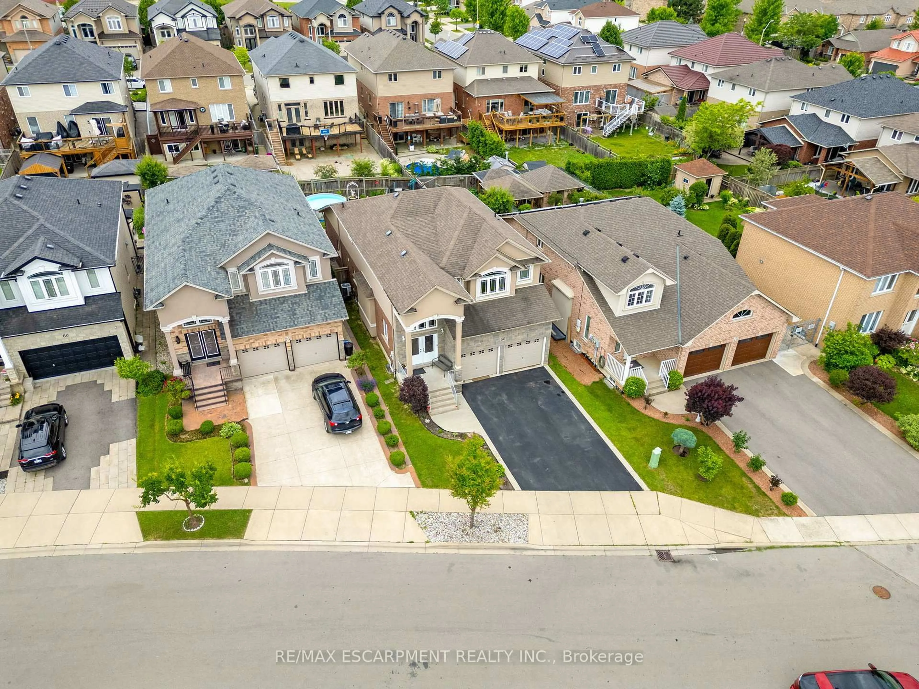 A pic from outside/outdoor area/front of a property/back of a property/a pic from drone, street for 52 Arrowhead Dr, Hamilton Ontario L8W 3X2