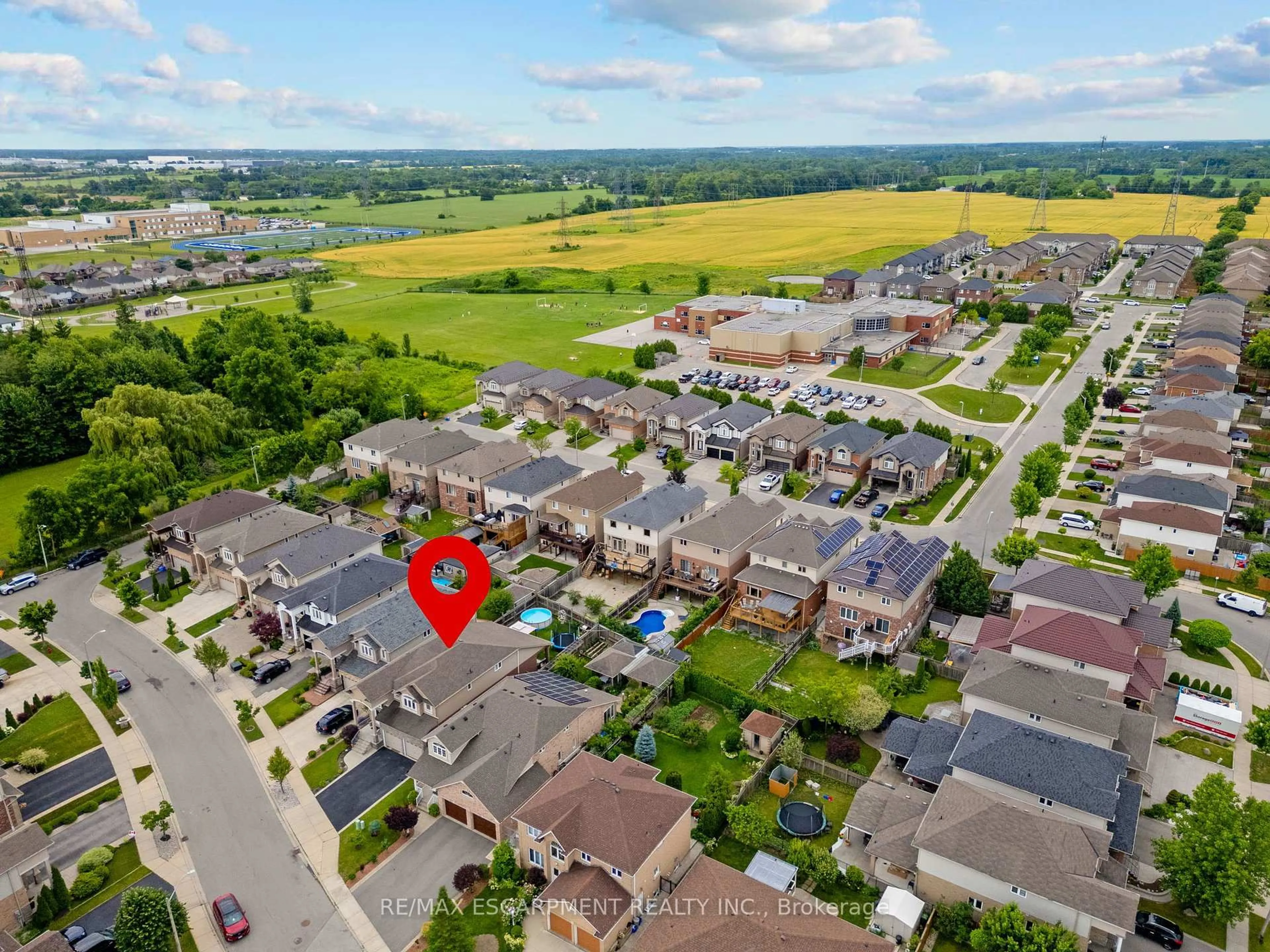 A pic from outside/outdoor area/front of a property/back of a property/a pic from drone, street for 52 Arrowhead Dr, Hamilton Ontario L8W 3X2
