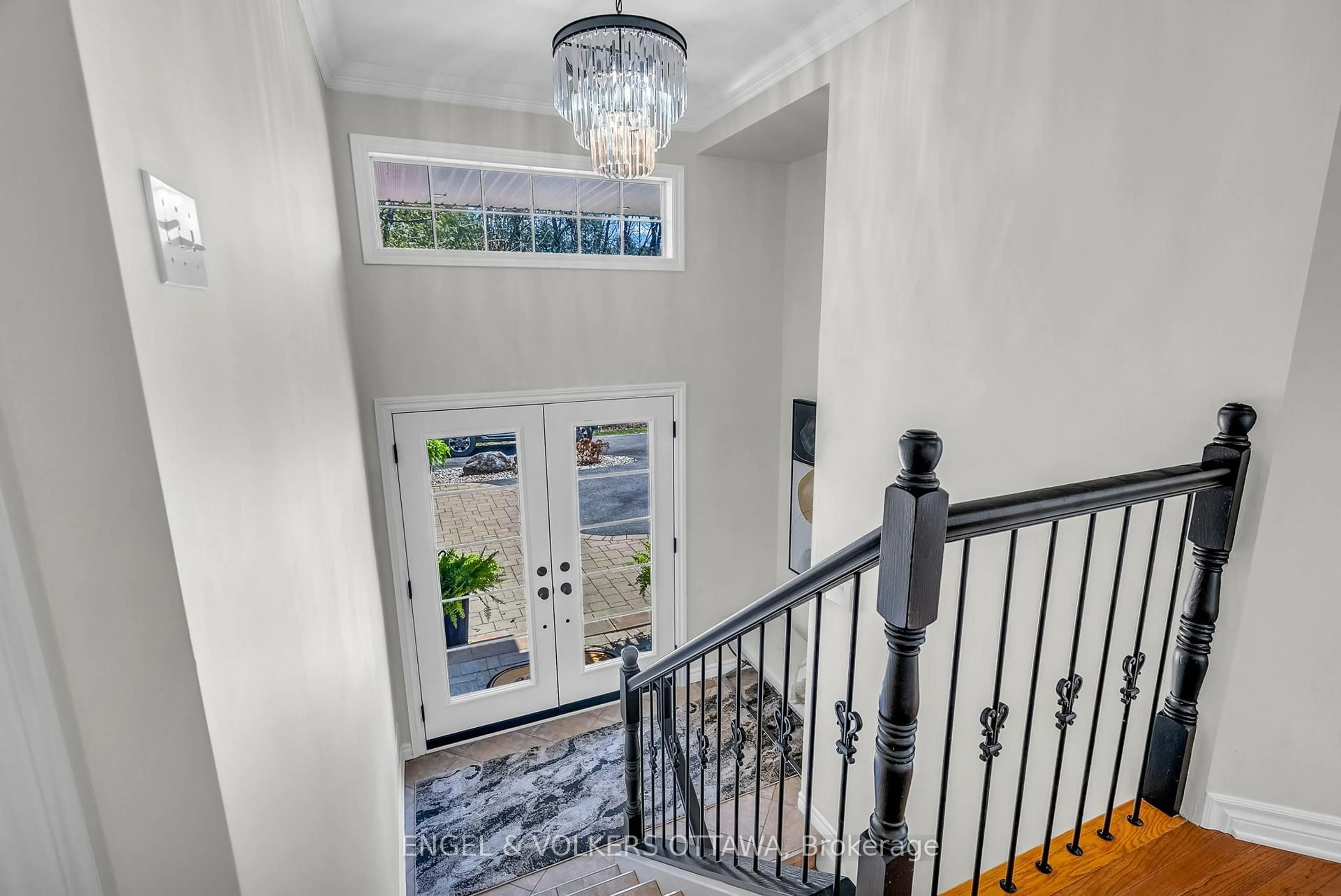 Indoor foyer for 7359 Marcella Dr, Ottawa Ontario K4P 1P7