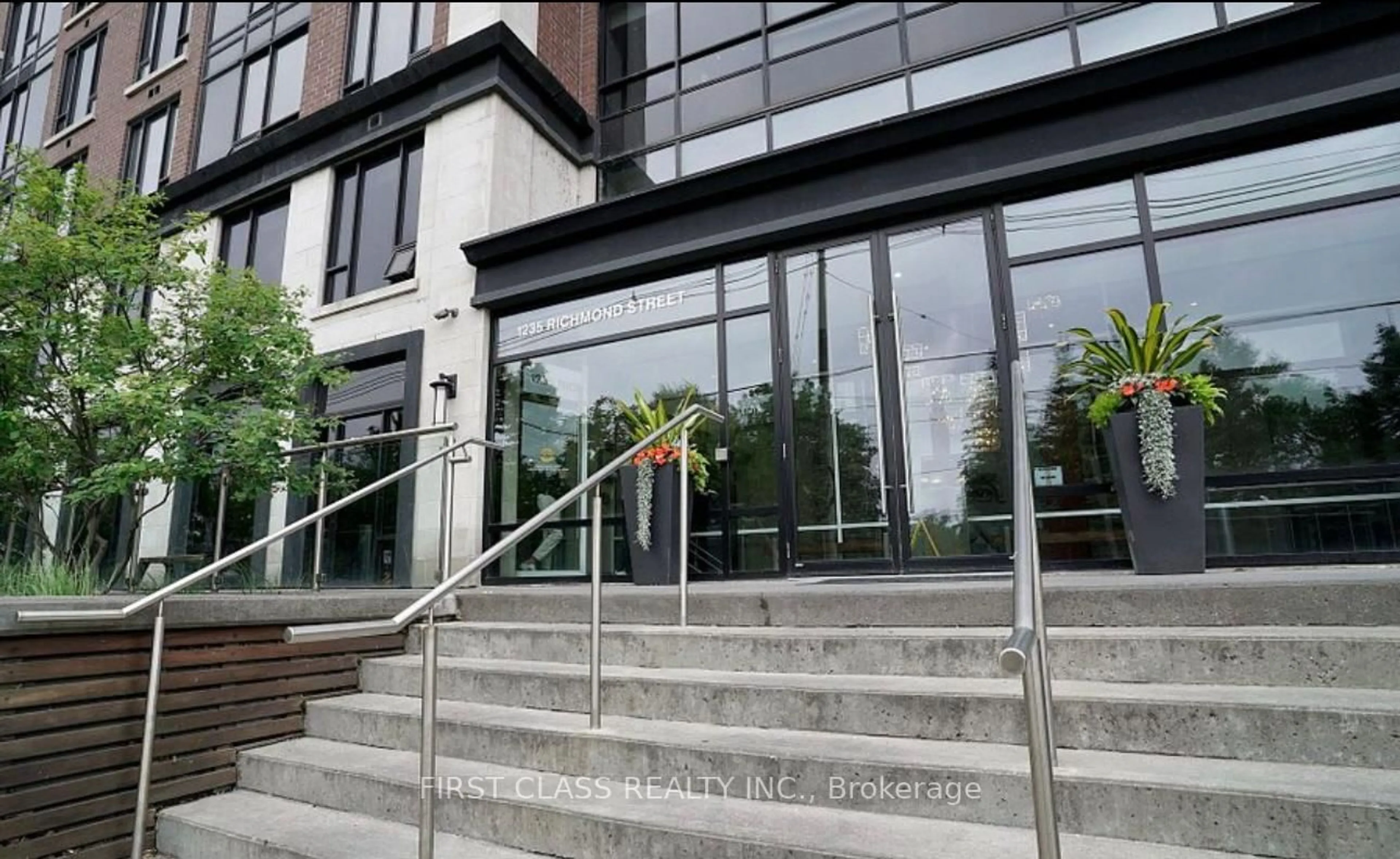 Indoor foyer for 1235 Richmond St #1307, London Ontario N6A 0C1