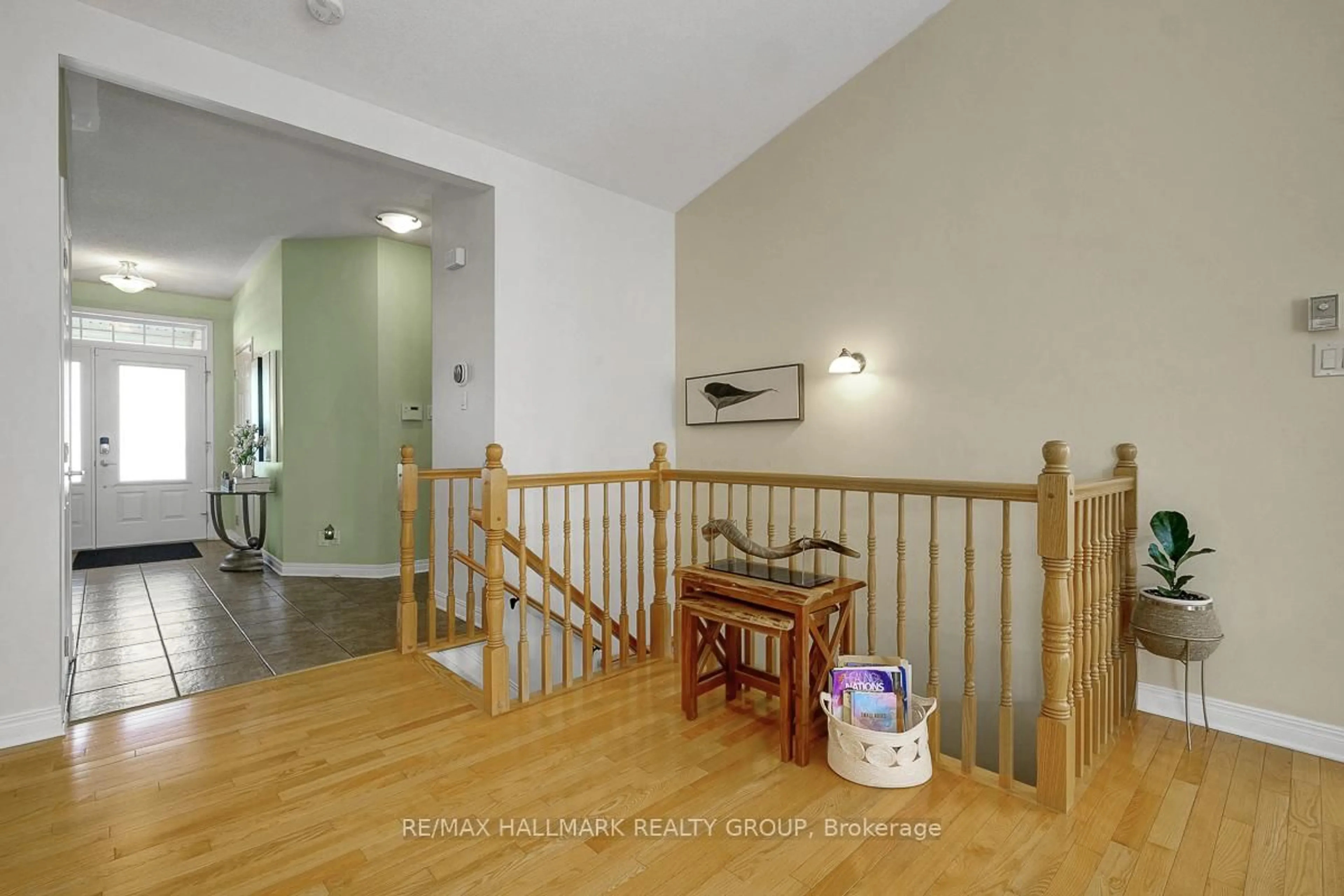 Indoor entryway for 46 Chapelier Private, Orleans Ontario K1E 3Y1