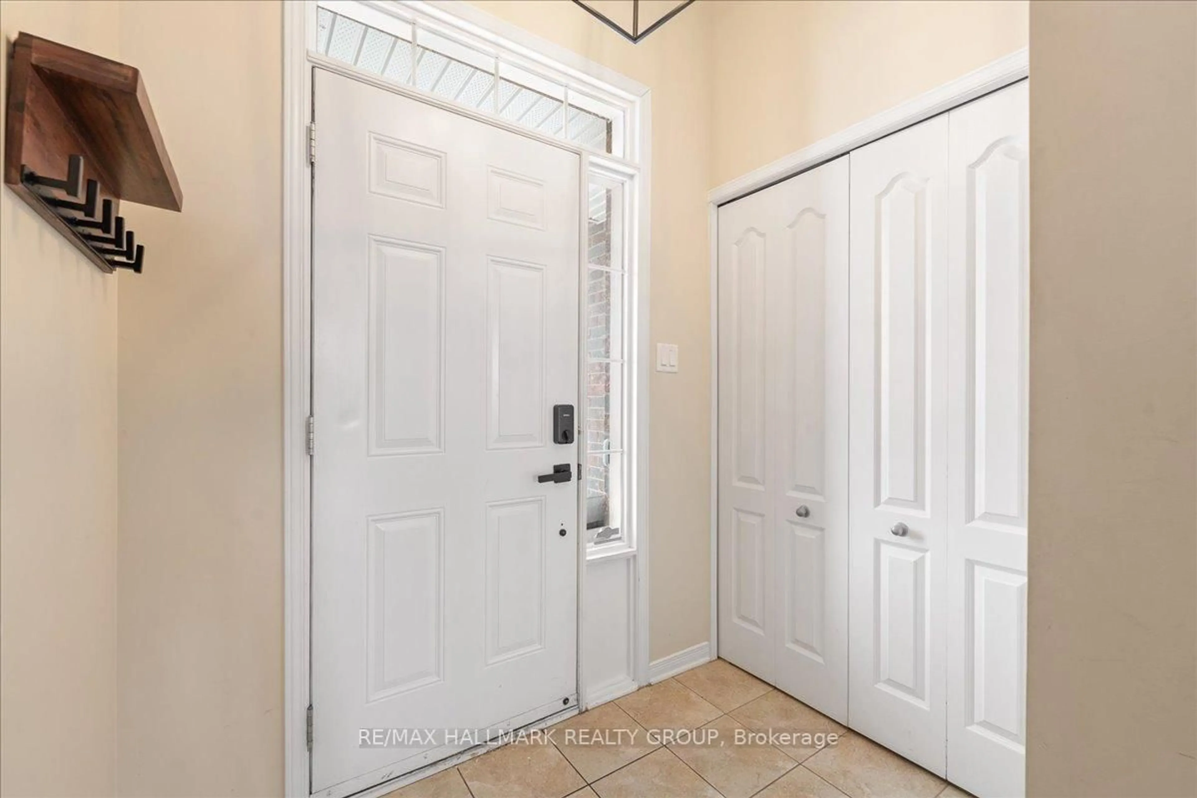 Indoor entryway for 1780 Plainridge Cres, Ottawa Ontario K4A 0L9