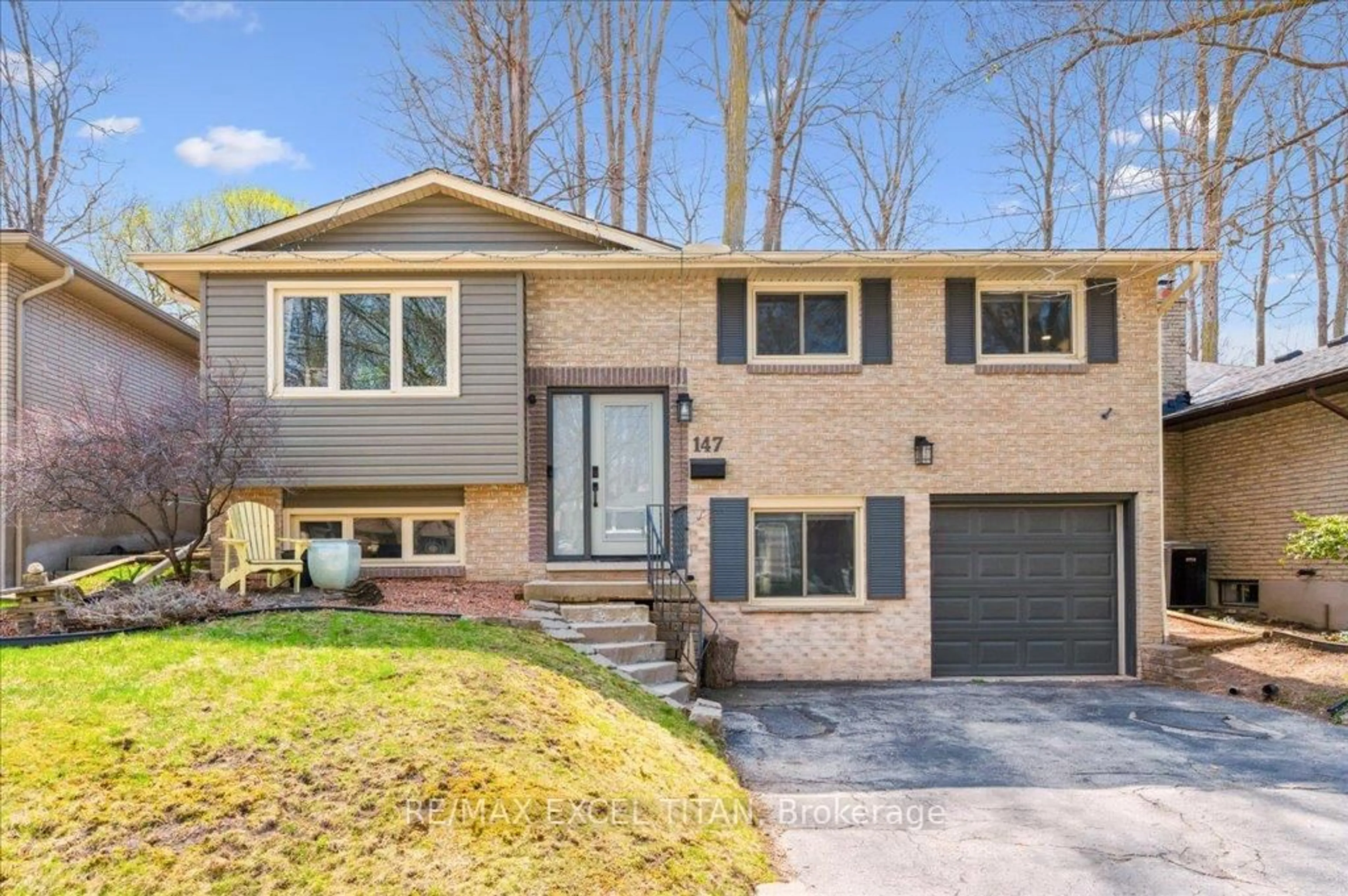 Home with brick exterior material, street for 147 Coach Hill Dr, Kitchener Ontario N2E 1N7